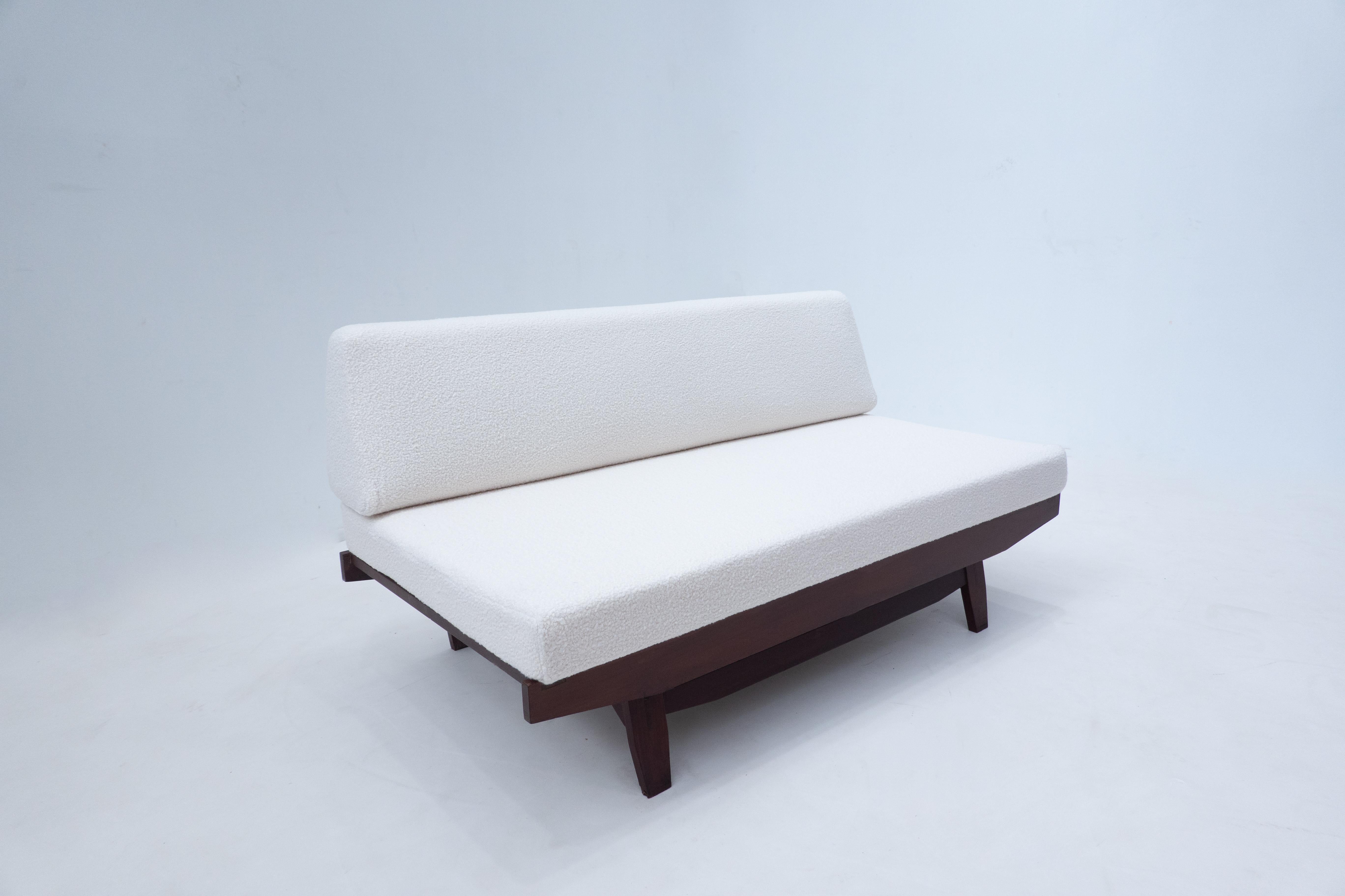 Mid-Century Modern Italian Sofa, White Boucle and Wood, 1960s   For Sale 6