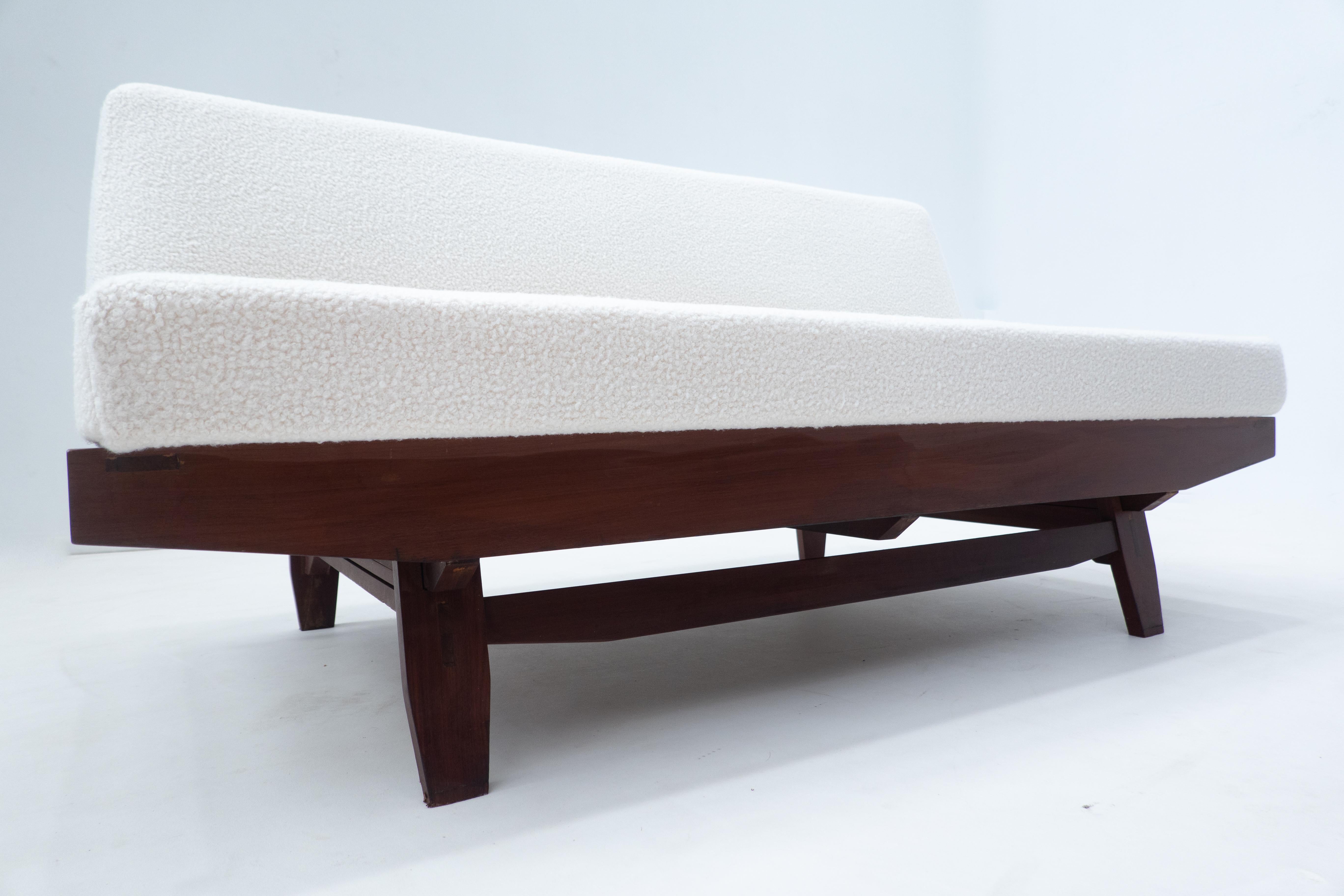 Mid-Century Modern Italian Sofa, White Boucle and Wood, 1960s   For Sale 2