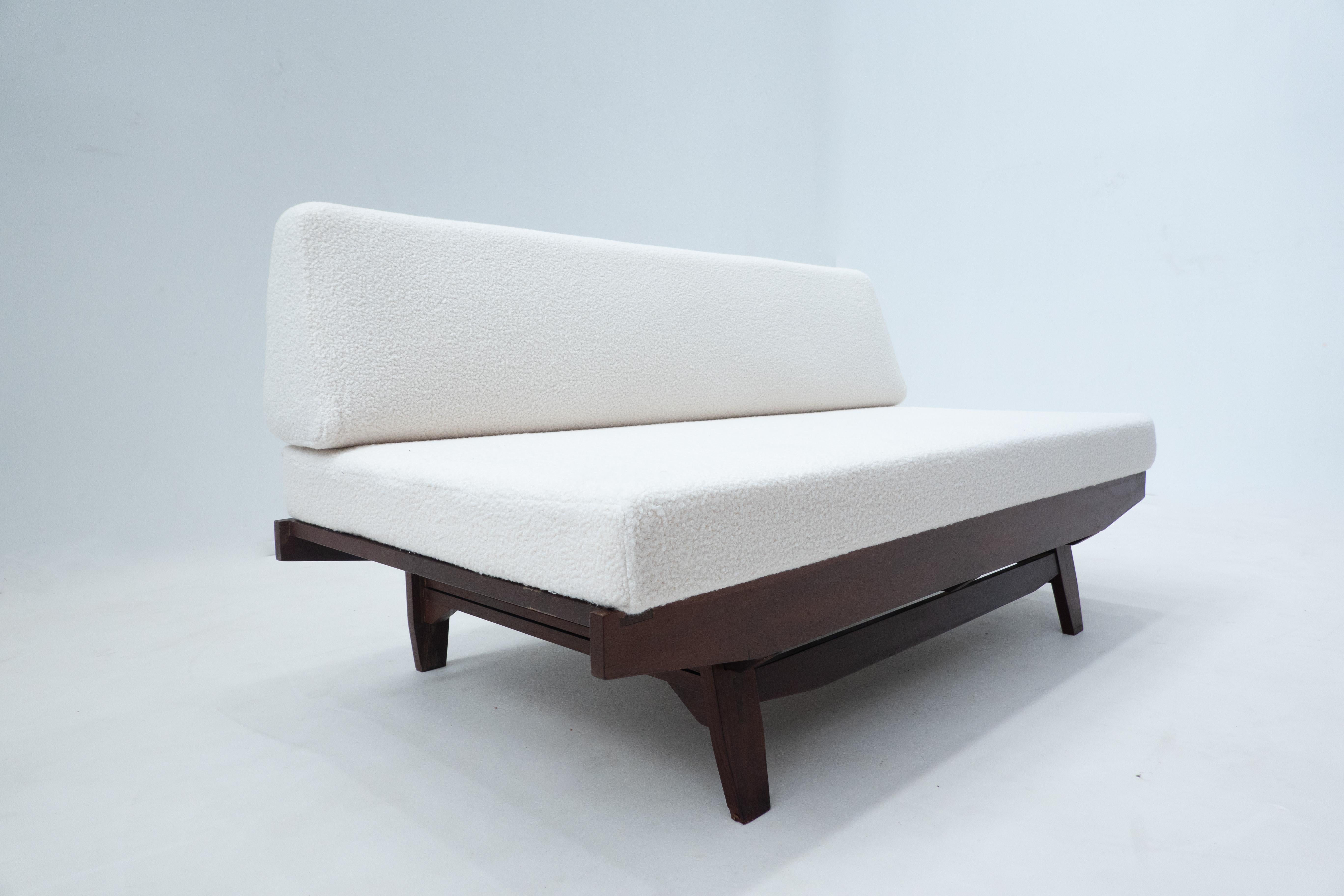Mid-Century Modern Italian Sofa, White Boucle and Wood, 1960s   For Sale 4