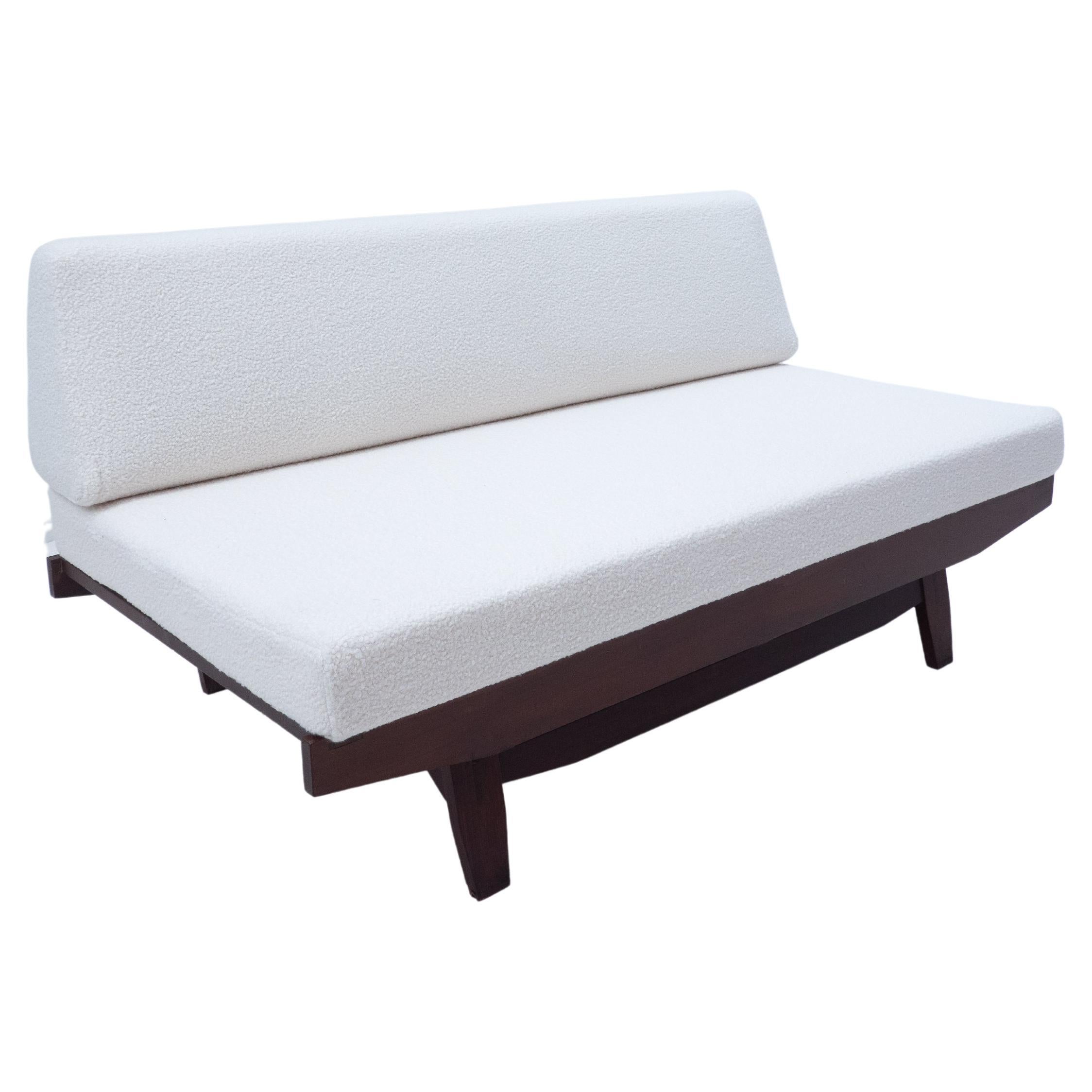 Italienisches Mid-Century-Modern-Sofa, weißer Boucle und Holz, 1960er Jahre  