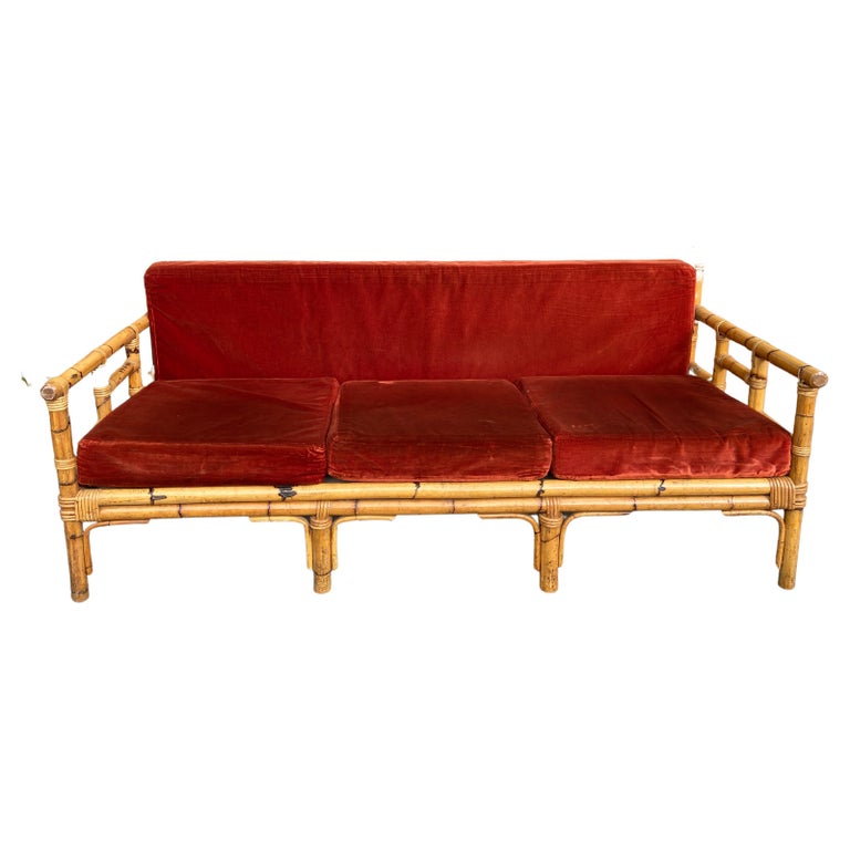 Modernes italienisches Mid-Century-Modern-Sofa mit originalen Samt-Kissen  von Vivai Del Sud bei 1stDibs