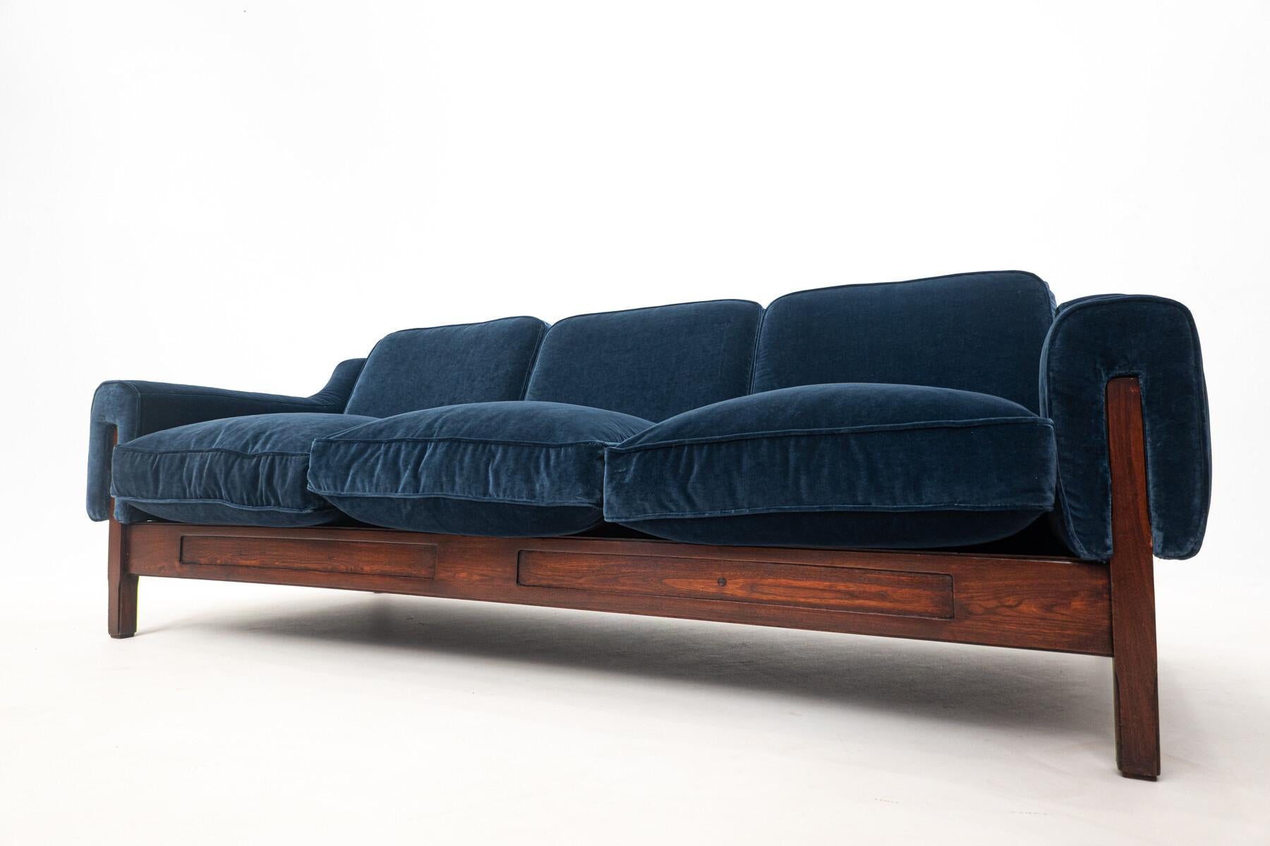 Mid-Century Modern Italian Sofa, Wood and Blue Velvet, 1960s In Good Condition In Brussels, BE