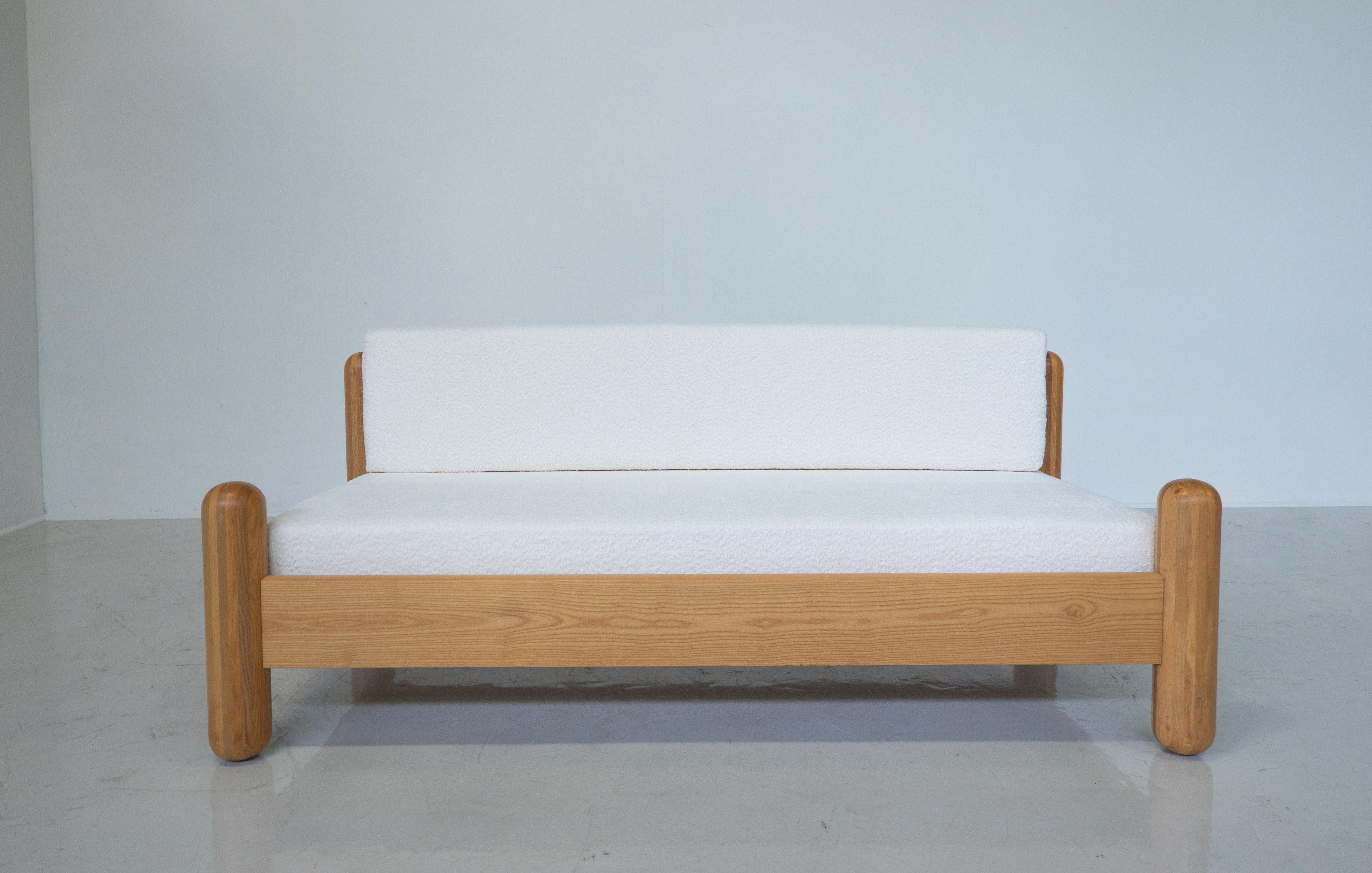 Mid-Century Modern Italian Sofa, Wood and White boucle Fabric, 1970s In Good Condition For Sale In Brussels, BE