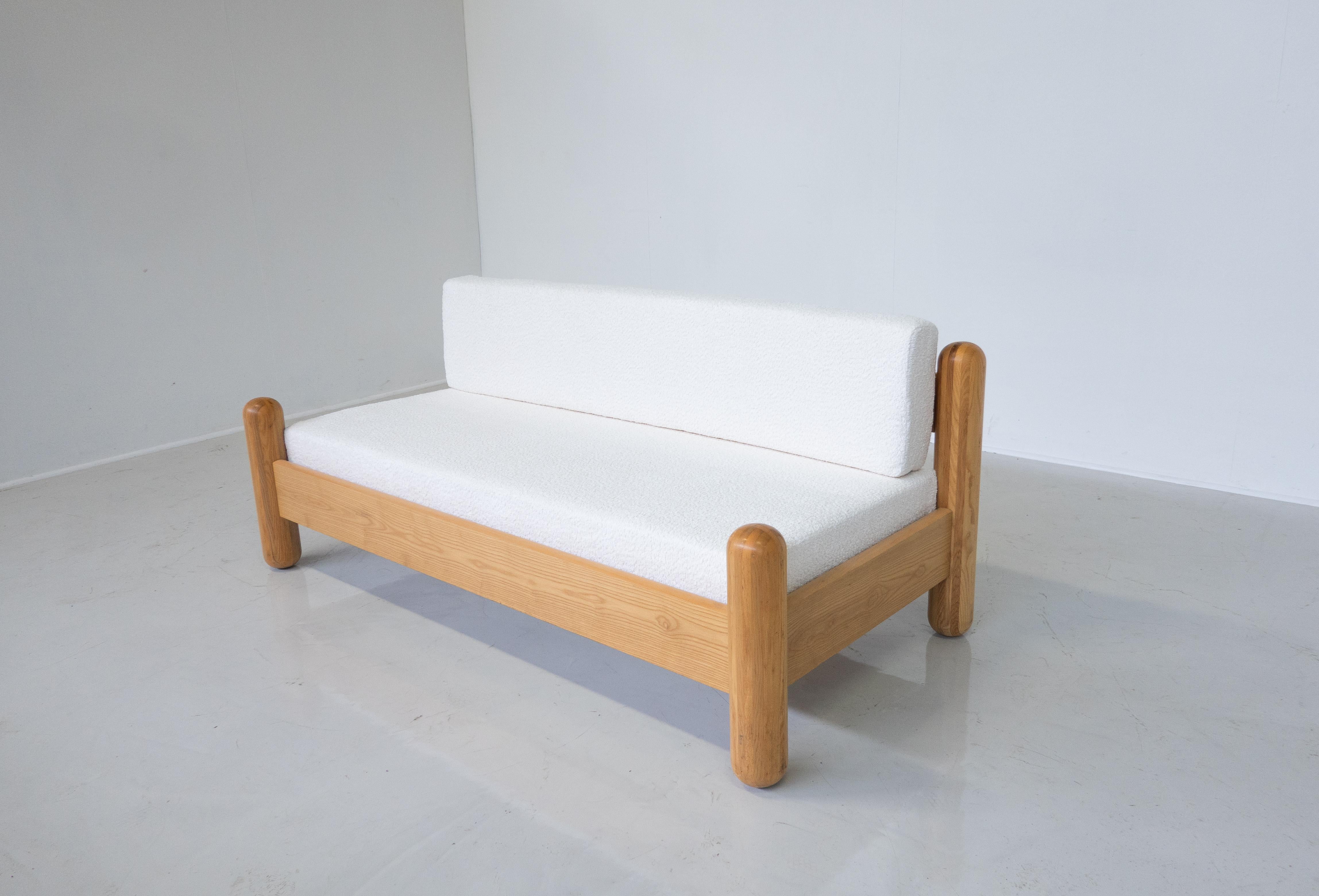 Mid-Century Modern Italian Sofa, Wood and White boucle Fabric, 1970s For Sale 5