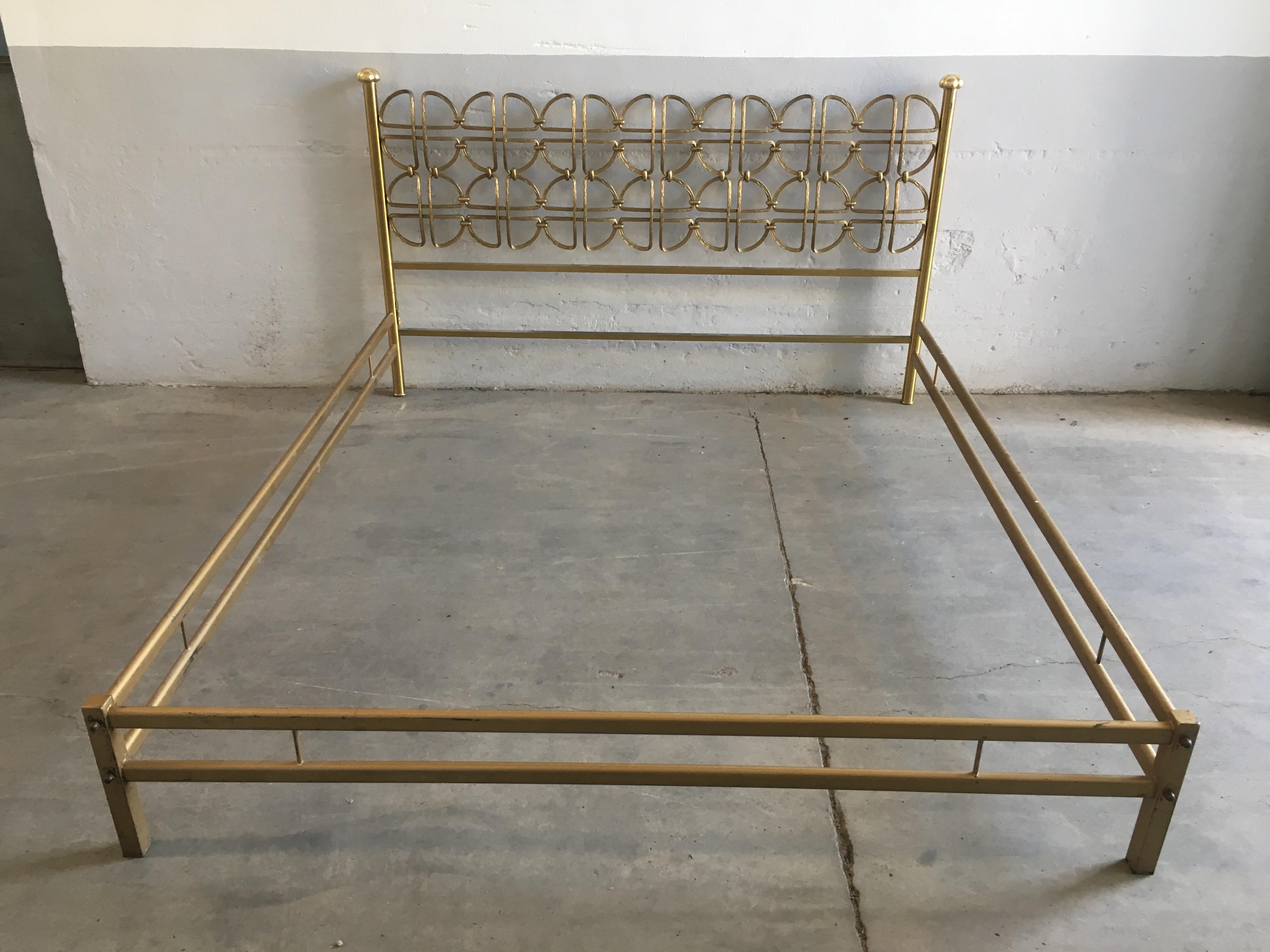 Mid-Century Modern Italian solid brass queen size bed in the style of Borsani signed A. Cellini Style from 1970s.
The bed head is in solid brass and the other parts are in gilt metal.
The bed needs a mattress of cm 165 x 195.