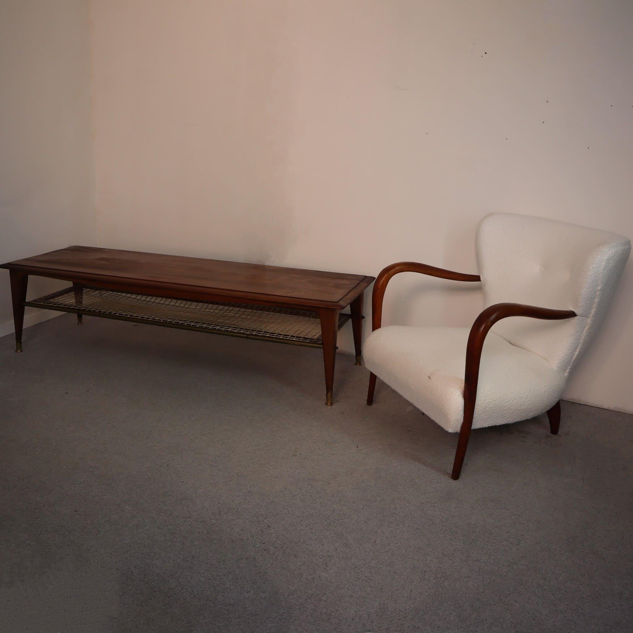 Mid-Century moderno Tavolino italiano di metà secolo in ottone e noce massiccio degli anni '60 in vendita