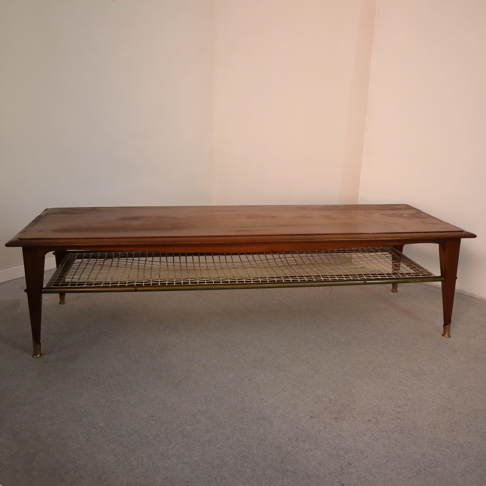 Tavolino da caffè italiano in ottone e noce massiccio della metà del secolo scorso
Aggiungi un tocco di eleganza retrò alla tua casa con questo splendido tavolino da caffè degli anni '60. Realizzato in legno massiccio di noce e impreziosito da
