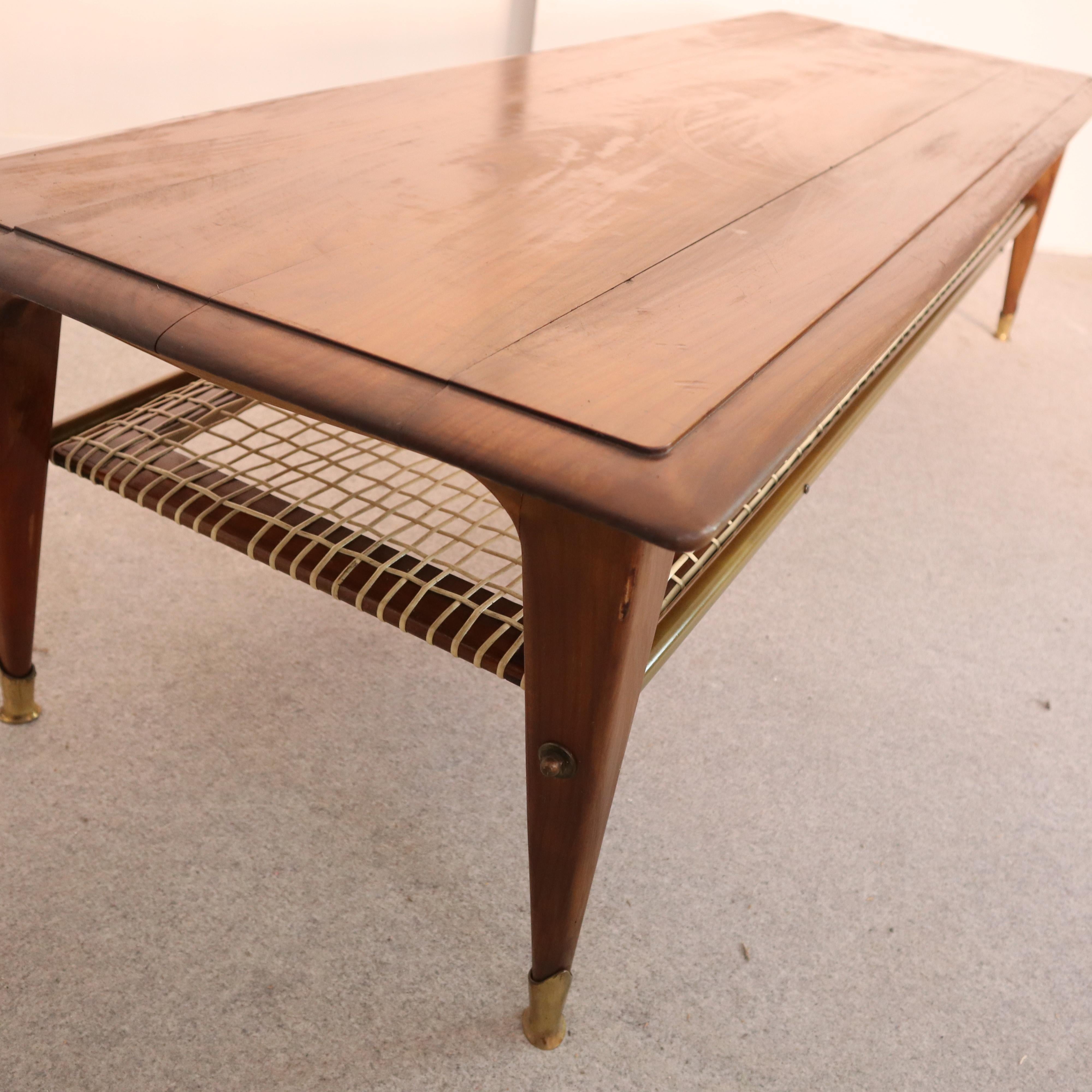 Ottone Tavolino italiano di metà secolo in ottone e noce massiccio degli anni '60 in vendita