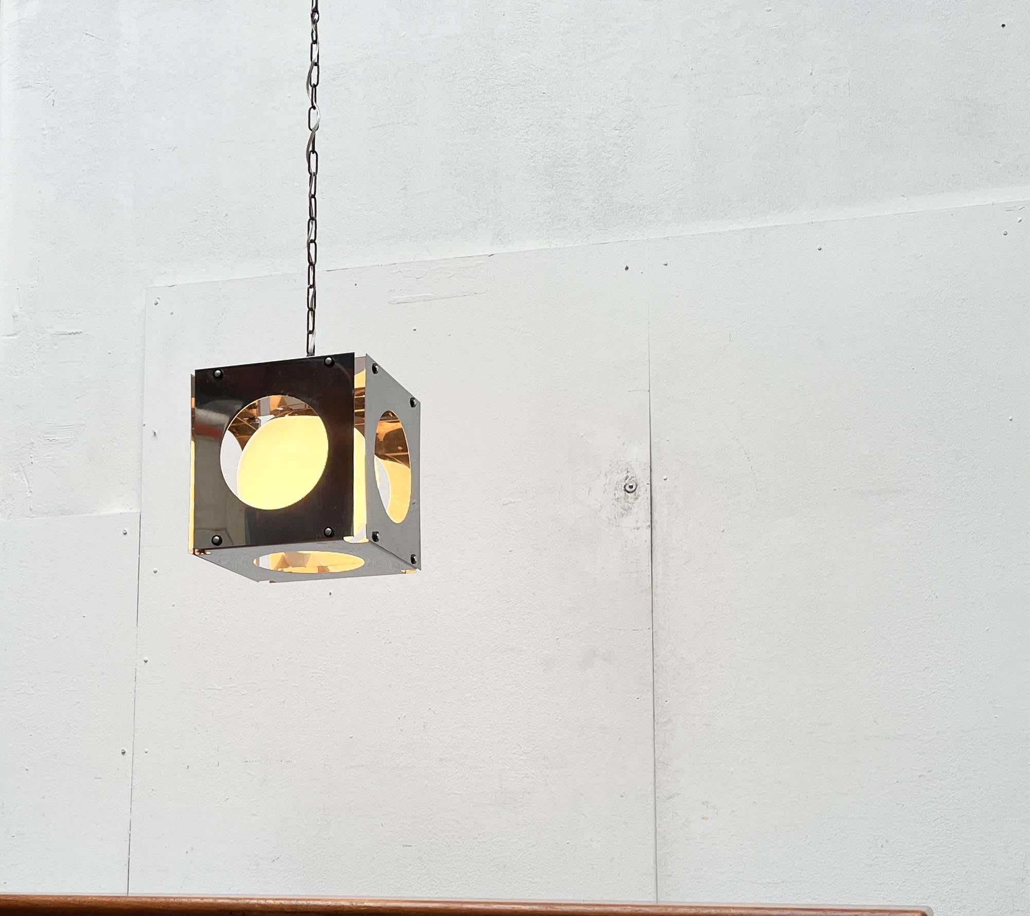 Impressionante e rarissima lampada a sospensione dell'era spaziale del produttore italiano Goffredo Reggiani, basata su un disegno di Goffredo Reggiani degli anni Sessanta.

la forma di base della lampada è un semplice cubo composto da diversi
