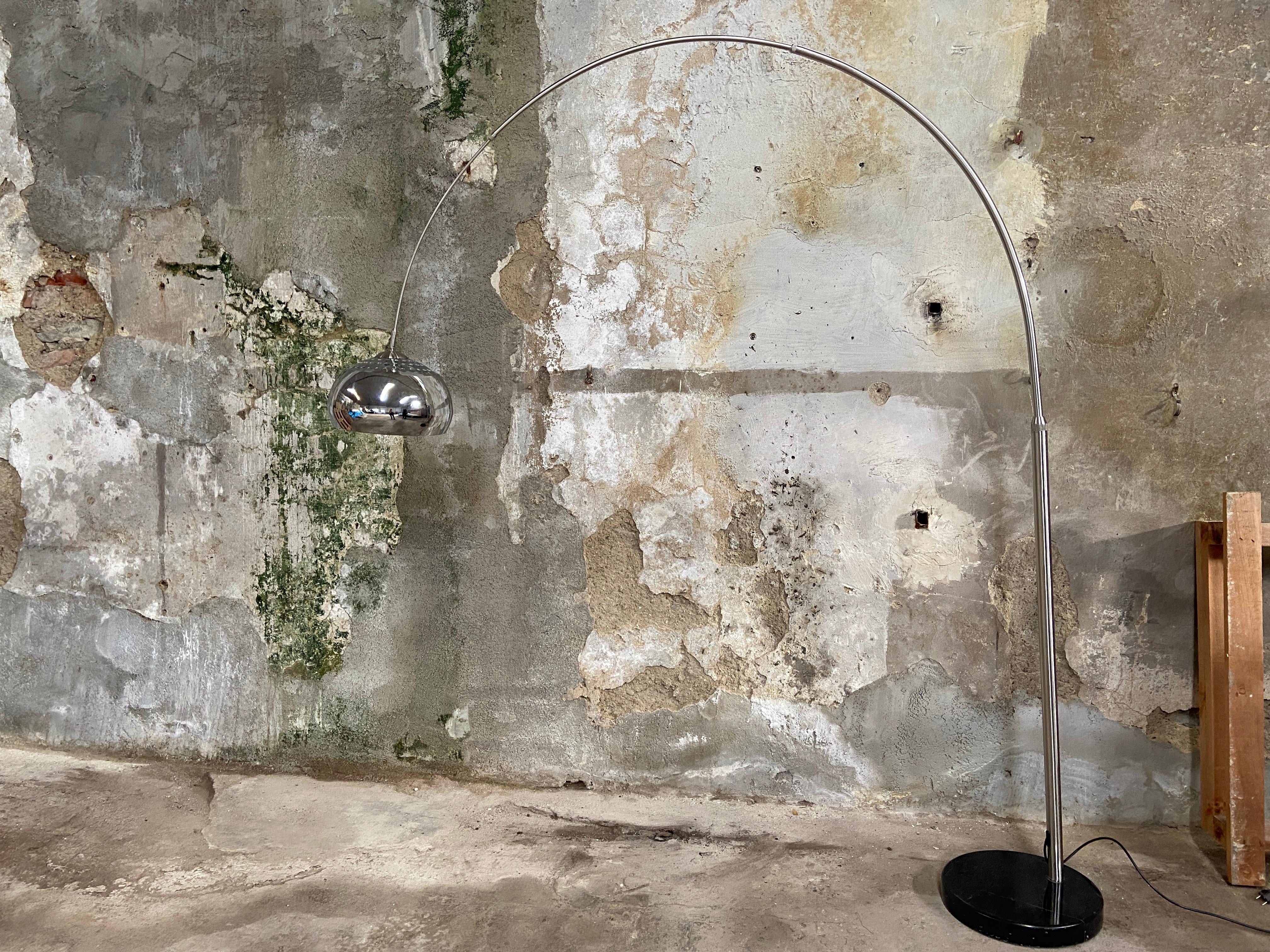 Mid-Century Modern Italian stainless steel arc retractable floor lamp with Belgian black marble base, 1970s
This lamp comes with European electrification.