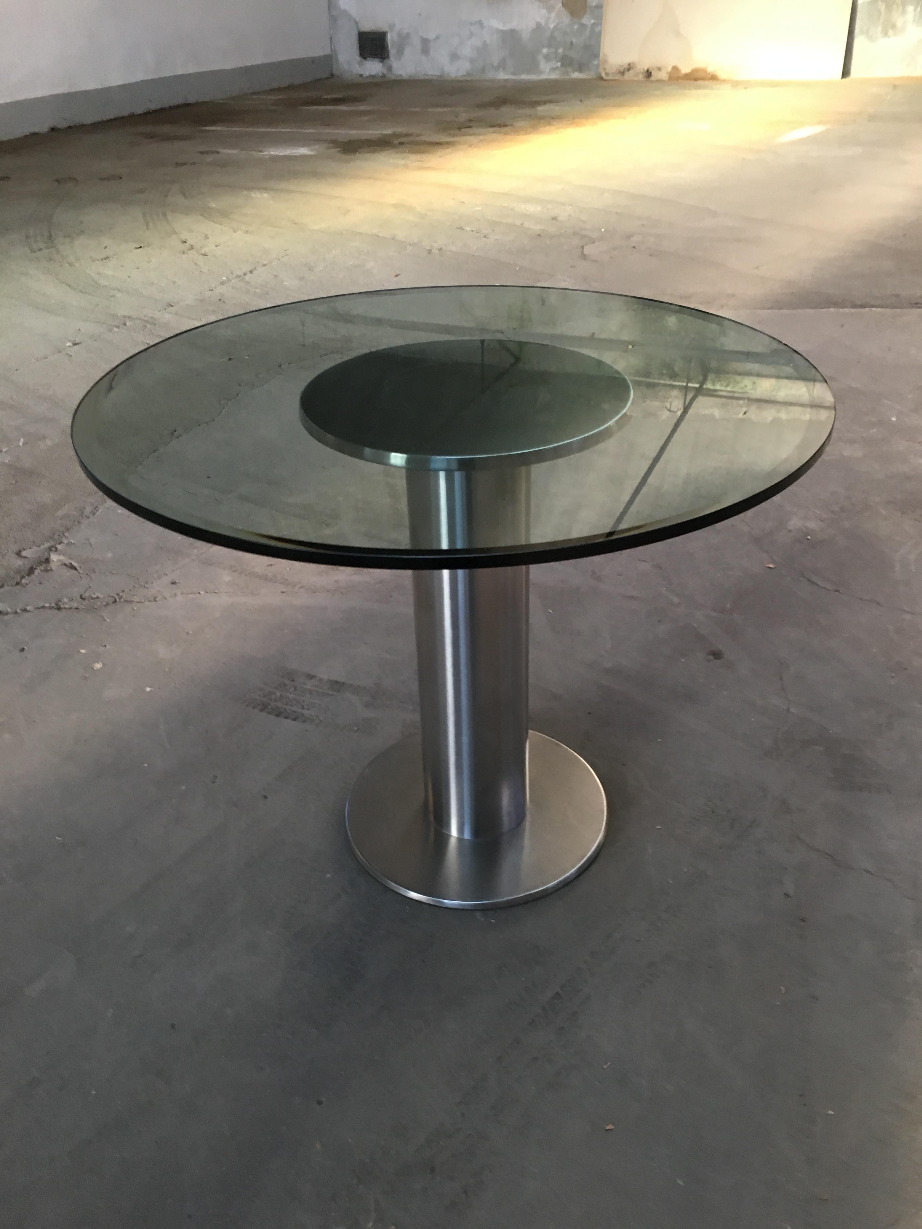 Table de salle à manger ou de centre de table italienne moderne du milieu du siècle, avec socle rond en acier inoxydable chromé et plateau en verre. 1970s.