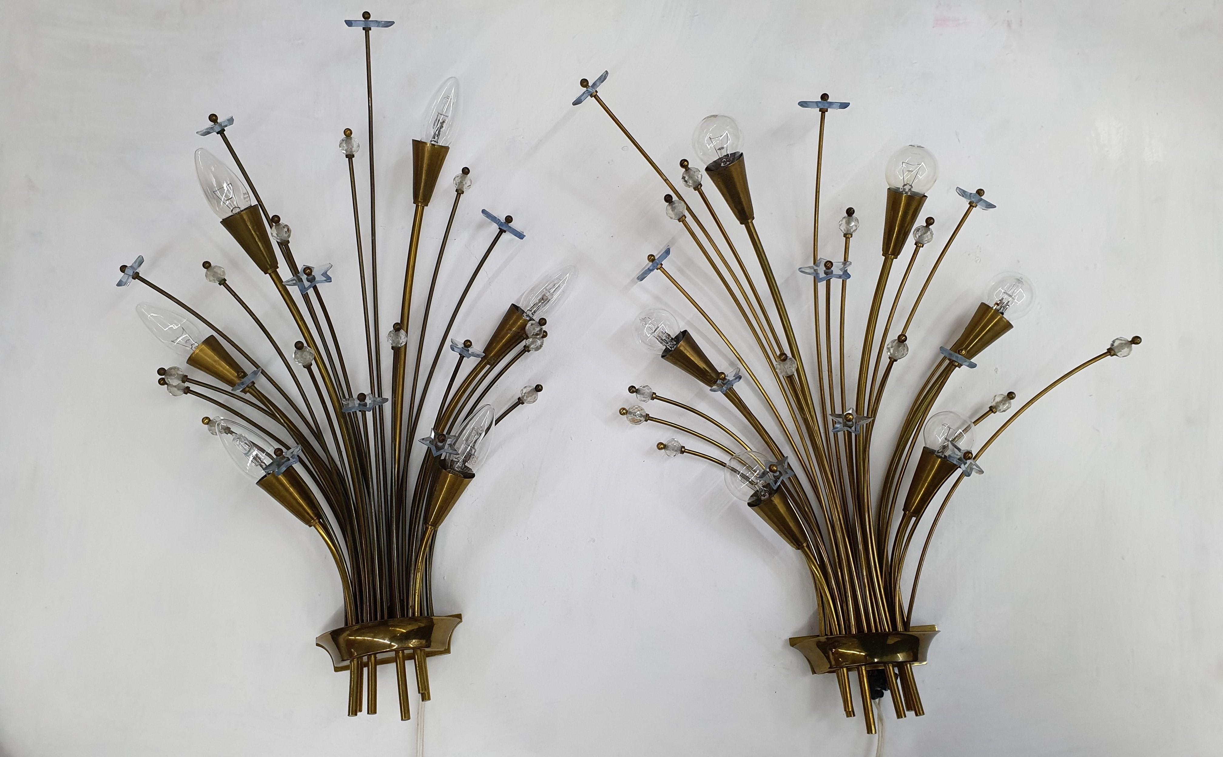 Apliques de 5 luces modernos de mediados de siglo al estilo de Gio Ponti para Fontana Arte. Fabricado en latón y cristal tallado transparente y azul claro.
Se fabrican en cristal tallado y latón.
Los herrajes llevan los números 10 y 11.
El latón