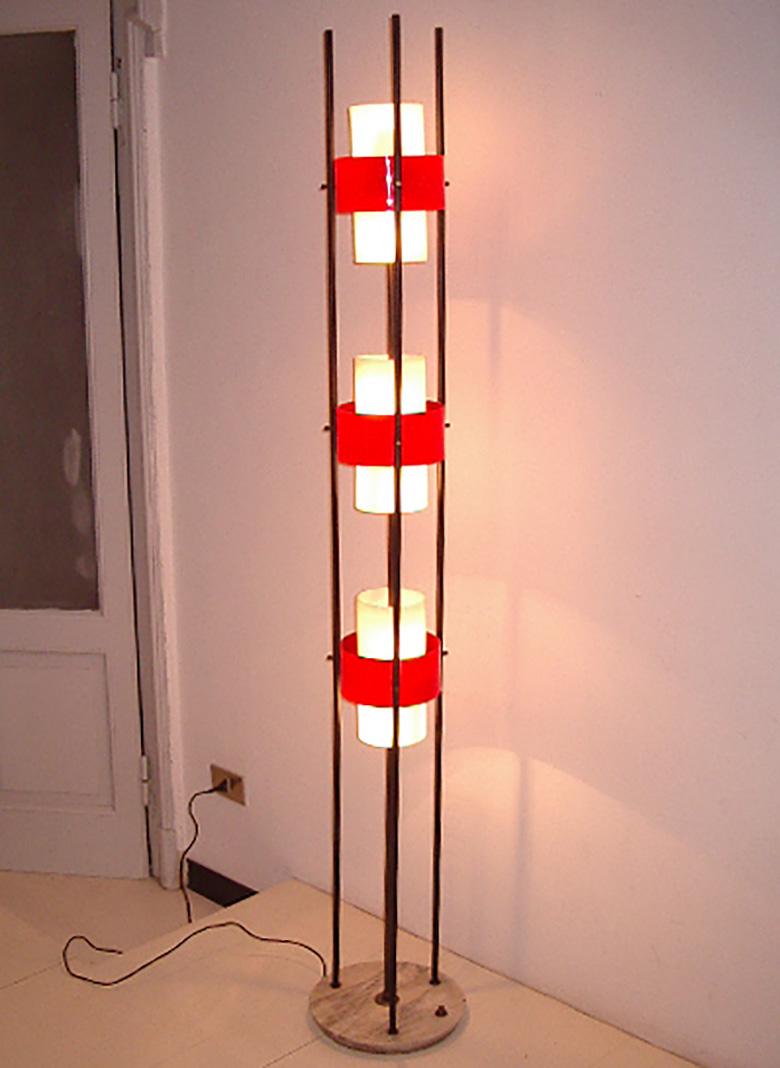 Large floor lamp with three plexi cylinder fixed, thanks brass screws, inside a red lacquered metal ring.
Marble base with brass foot switch, on which four black lacquered iron rods are engaged.