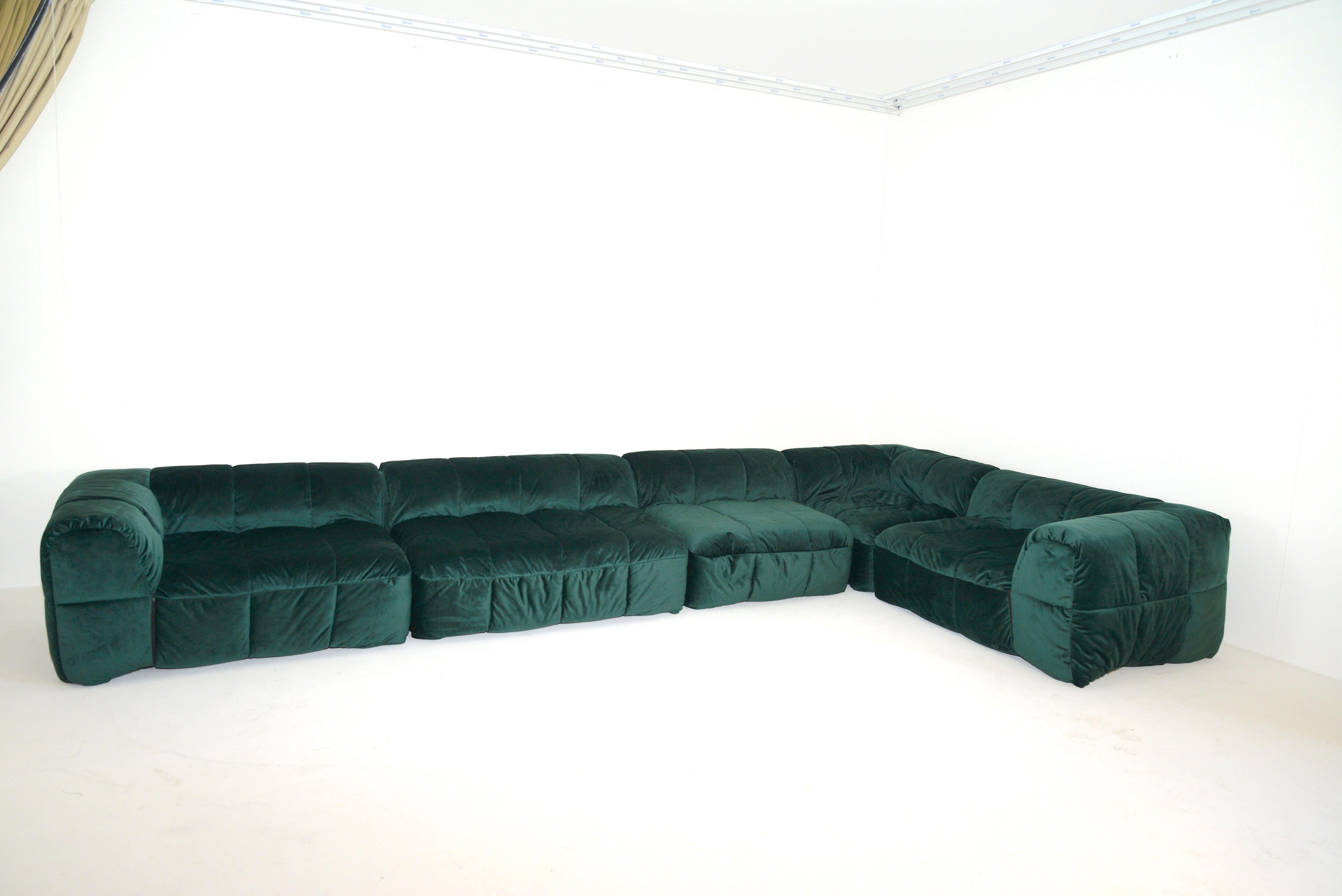 Mid-Century Modern Italian 5 modules sofa by Cini Boeri completely newly upholstered in emerald green velvet. The sofa sits on a very low chromed base.
The ’Strips’ sofa is one of the most famous products of Arflex. Designed in 1968, it was awarded