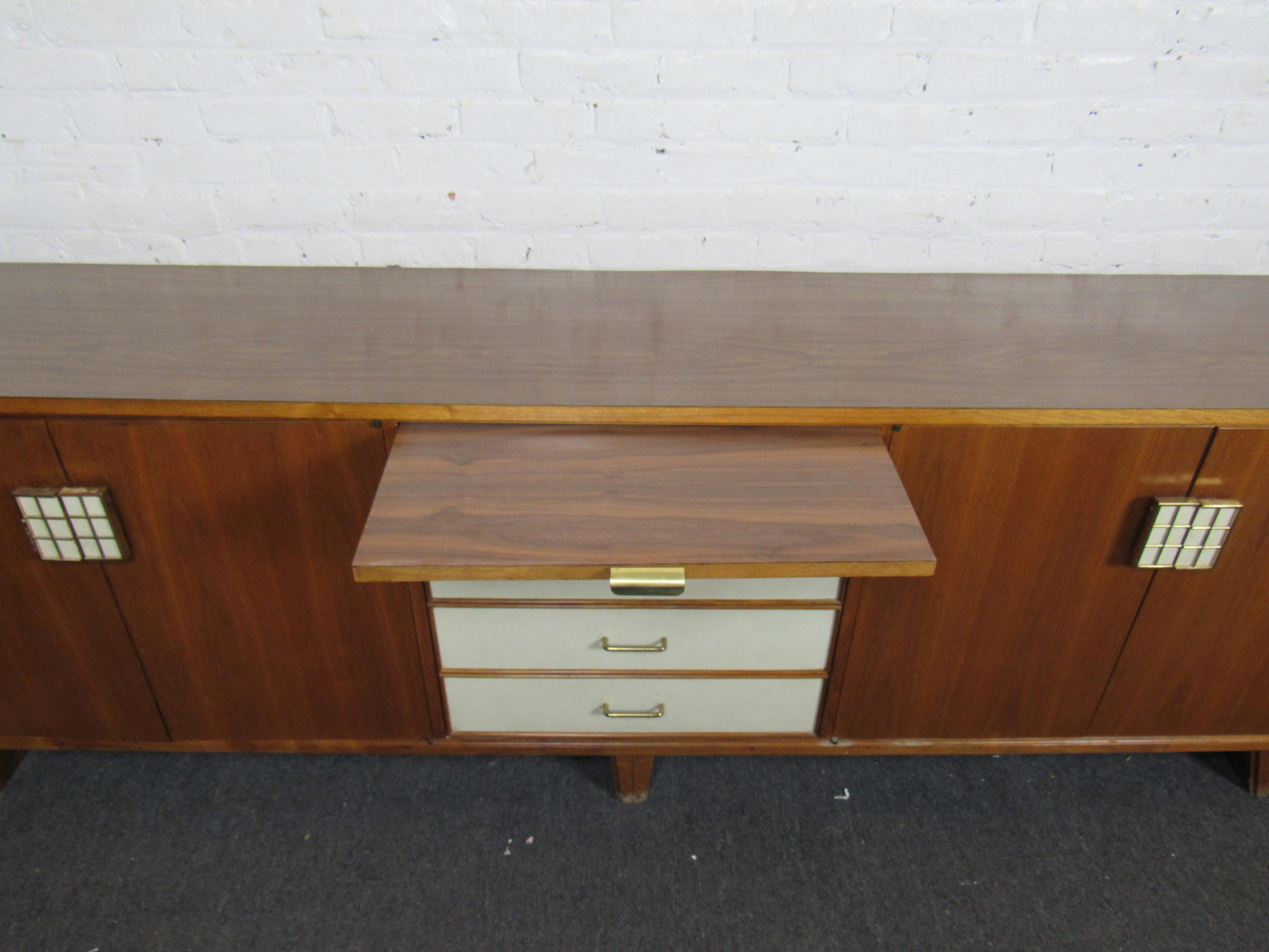 Mid-Century Modern Italian Style Credenza In Good Condition In Brooklyn, NY