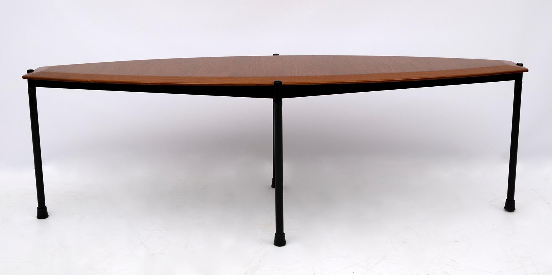 Mid-Century Modern Table basse italienne moderne du milieu du siècle dernier en forme de planche de surf, 1970 en vente