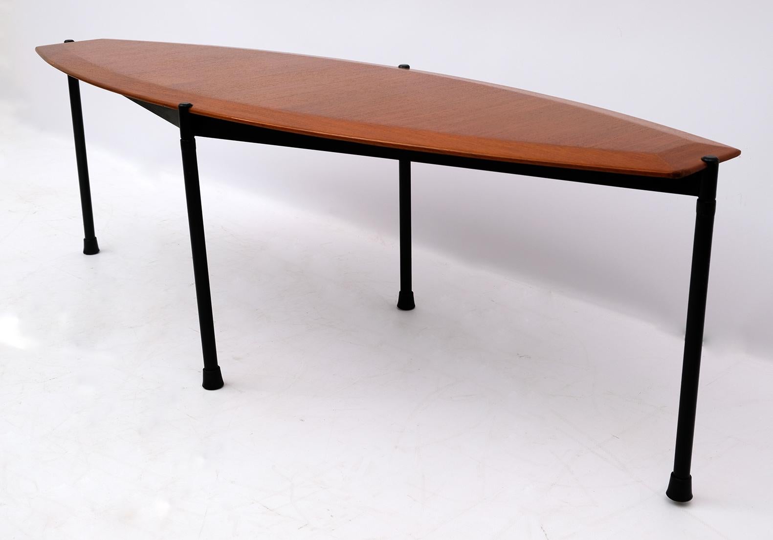 Table basse italienne moderne du milieu du siècle dernier en forme de planche de surf, 1970 Bon état - En vente à Puglia, Puglia