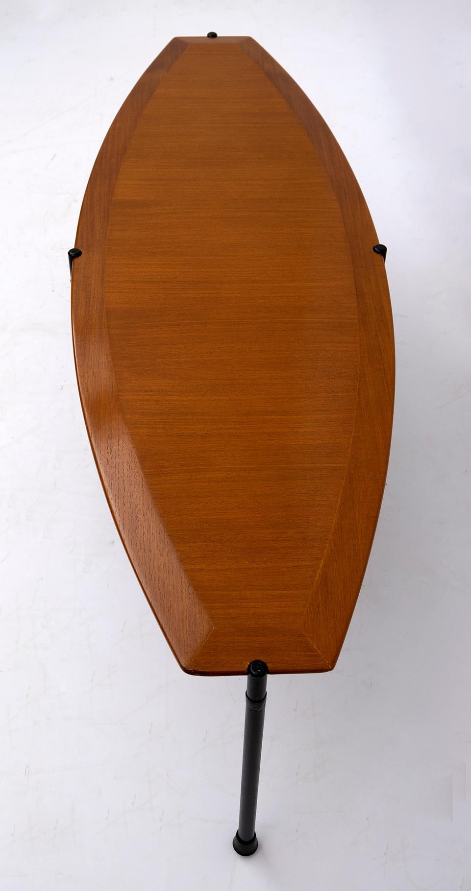 Table basse italienne moderne du milieu du siècle dernier en forme de planche de surf, 1970 en vente 1