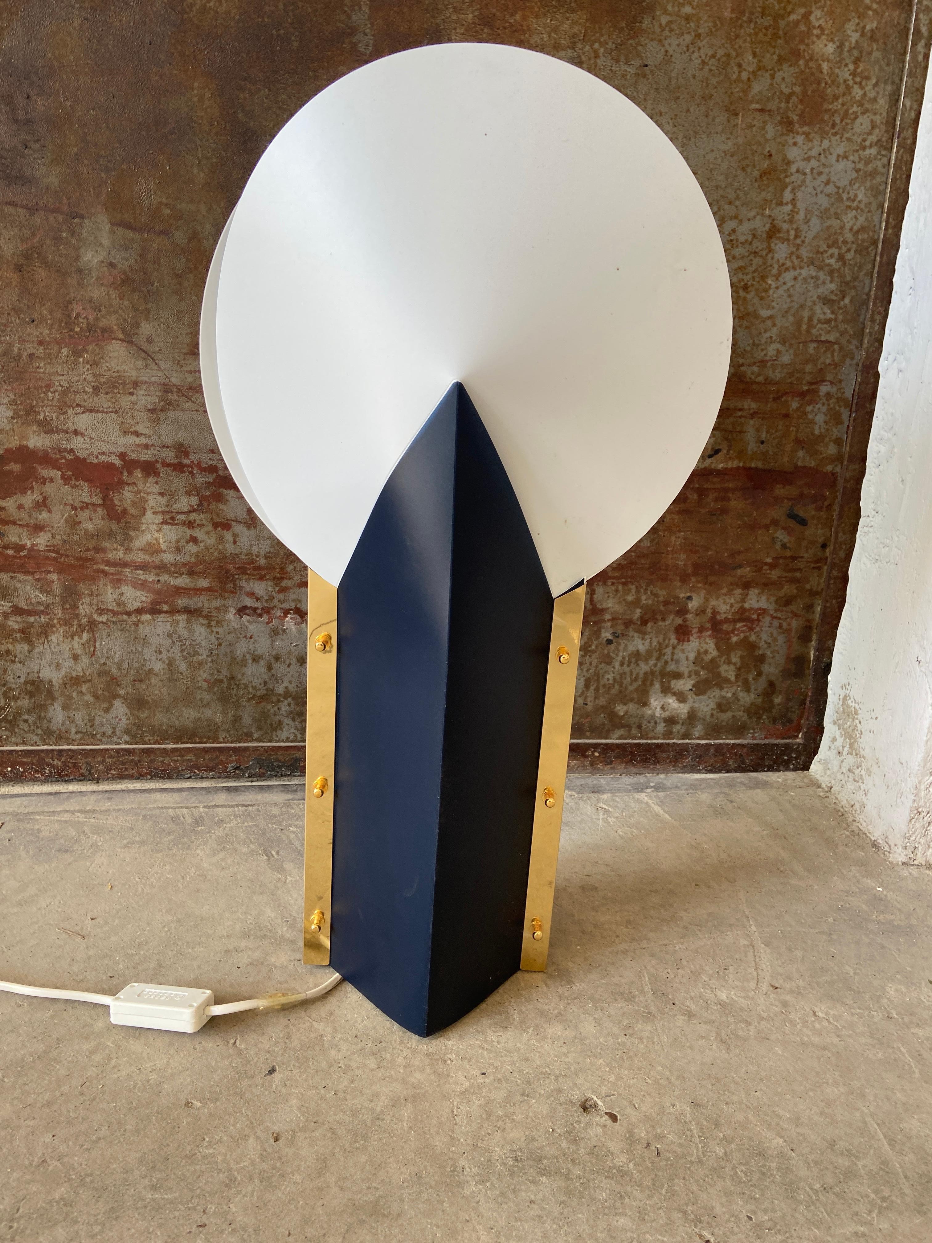 Mid-Century Modern Italian gilt metal and Opaflex table lamp by Samuel Parker for Slamp, 1980s.