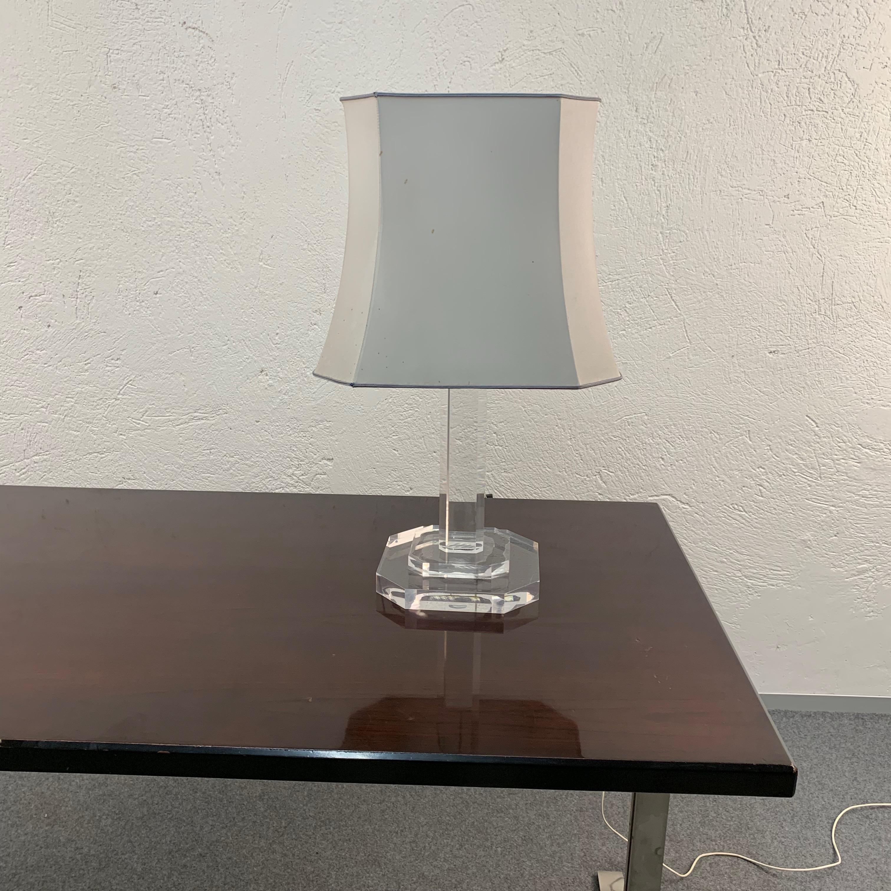 Mid-Century Modern Italian Table Lamp Lucite Plexiglass, Italy, 1970s In Good Condition For Sale In Roma, IT