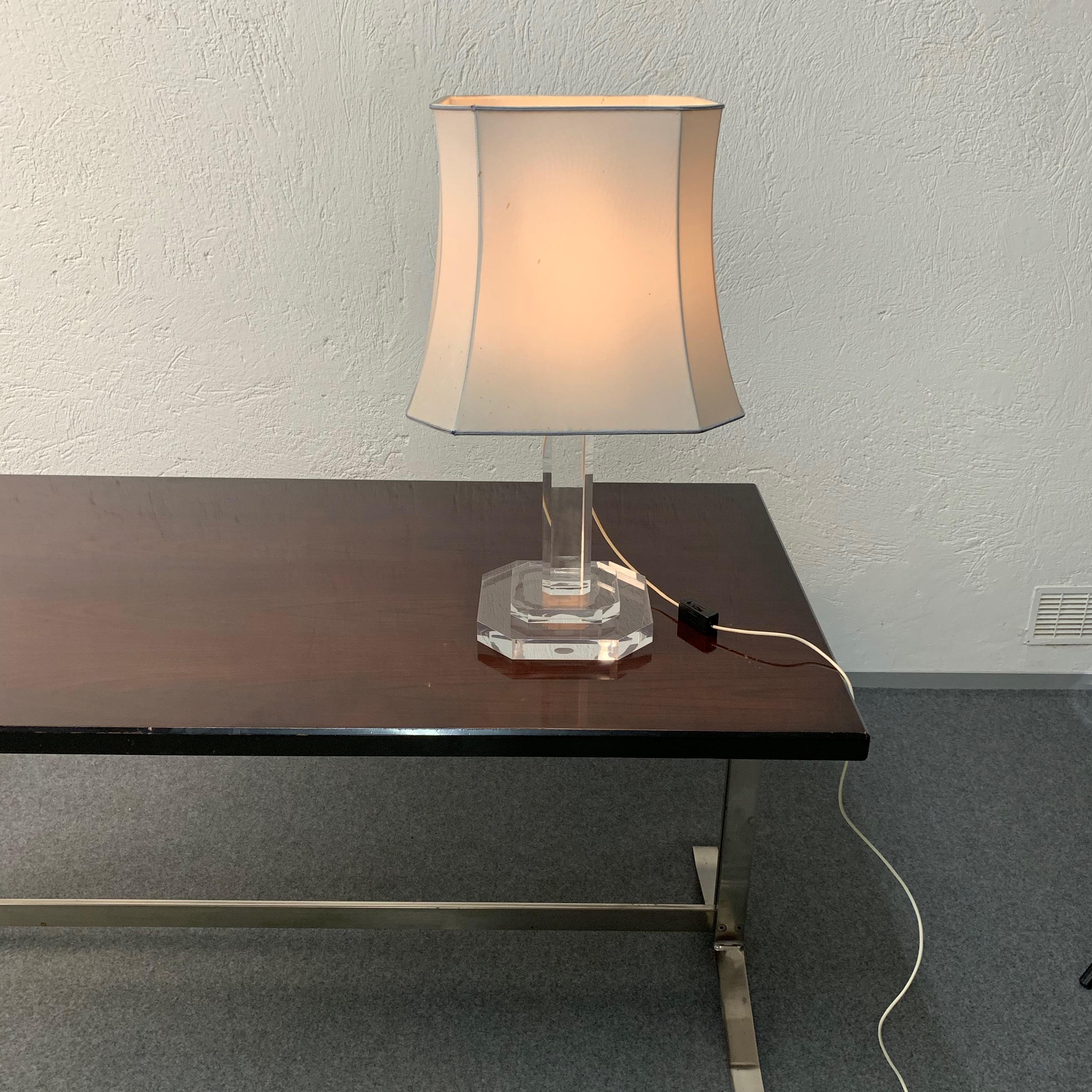 Mid-Century Modern Italian Table Lamp Lucite Plexiglass, Italy, 1970s For Sale 4