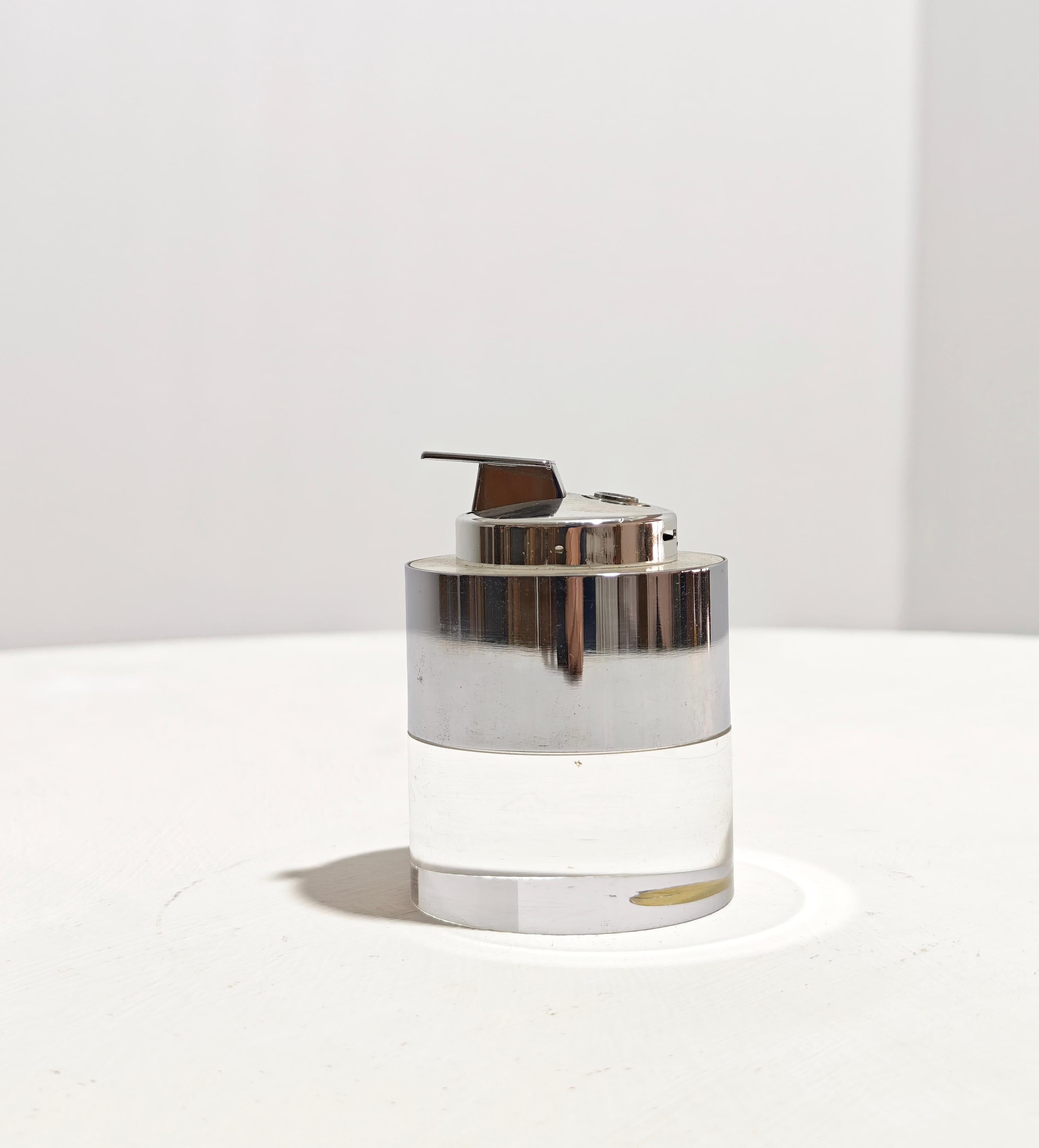 Mid-Century Modern Italian Table Lighter in Plexiglass Chrome Band Design  1970s Moderno de mediados de siglo en venta