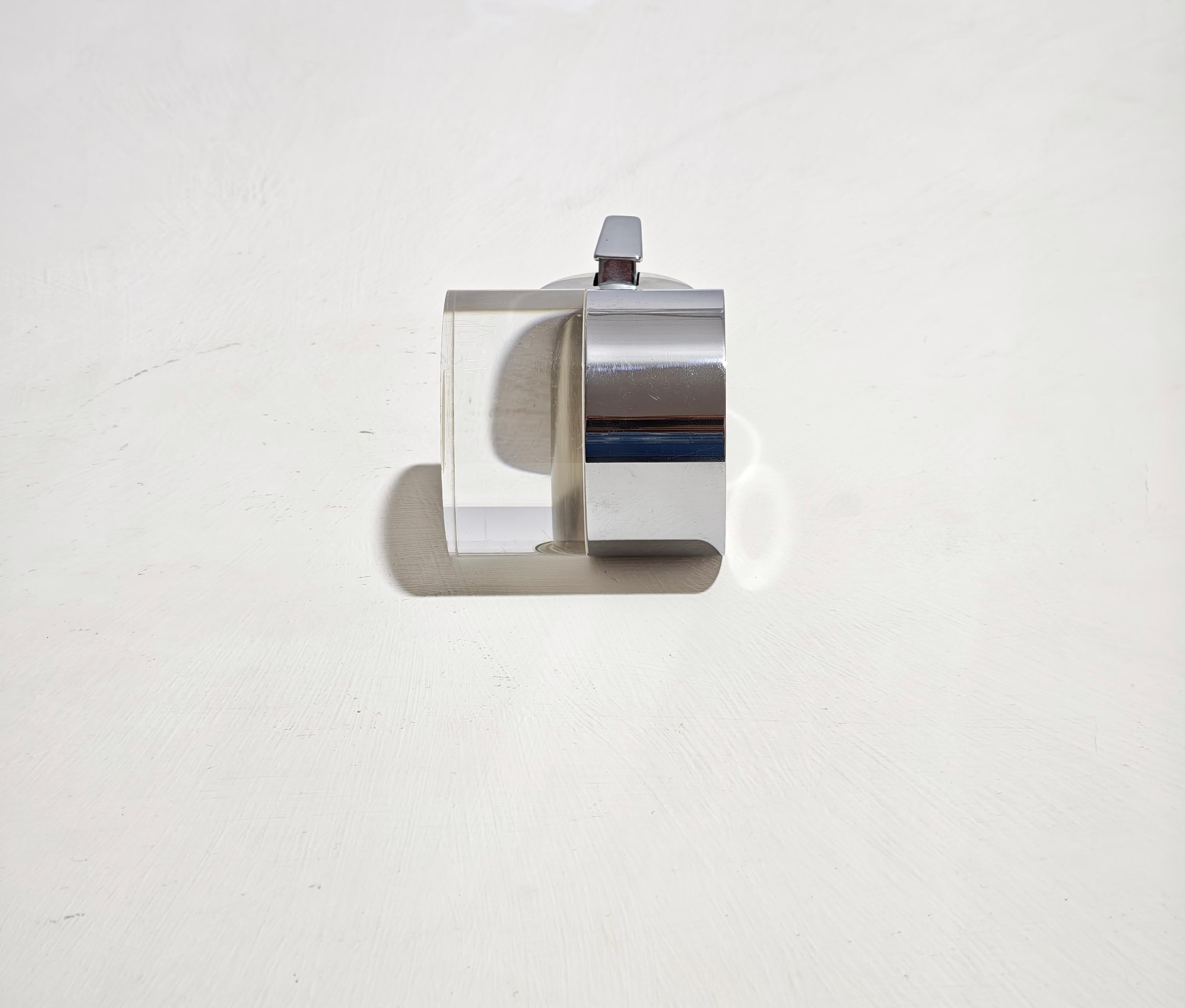 Mid-Century Modern Italian Table Lighter in Plexiglass Chrome Band Design  1970s Italiano en venta