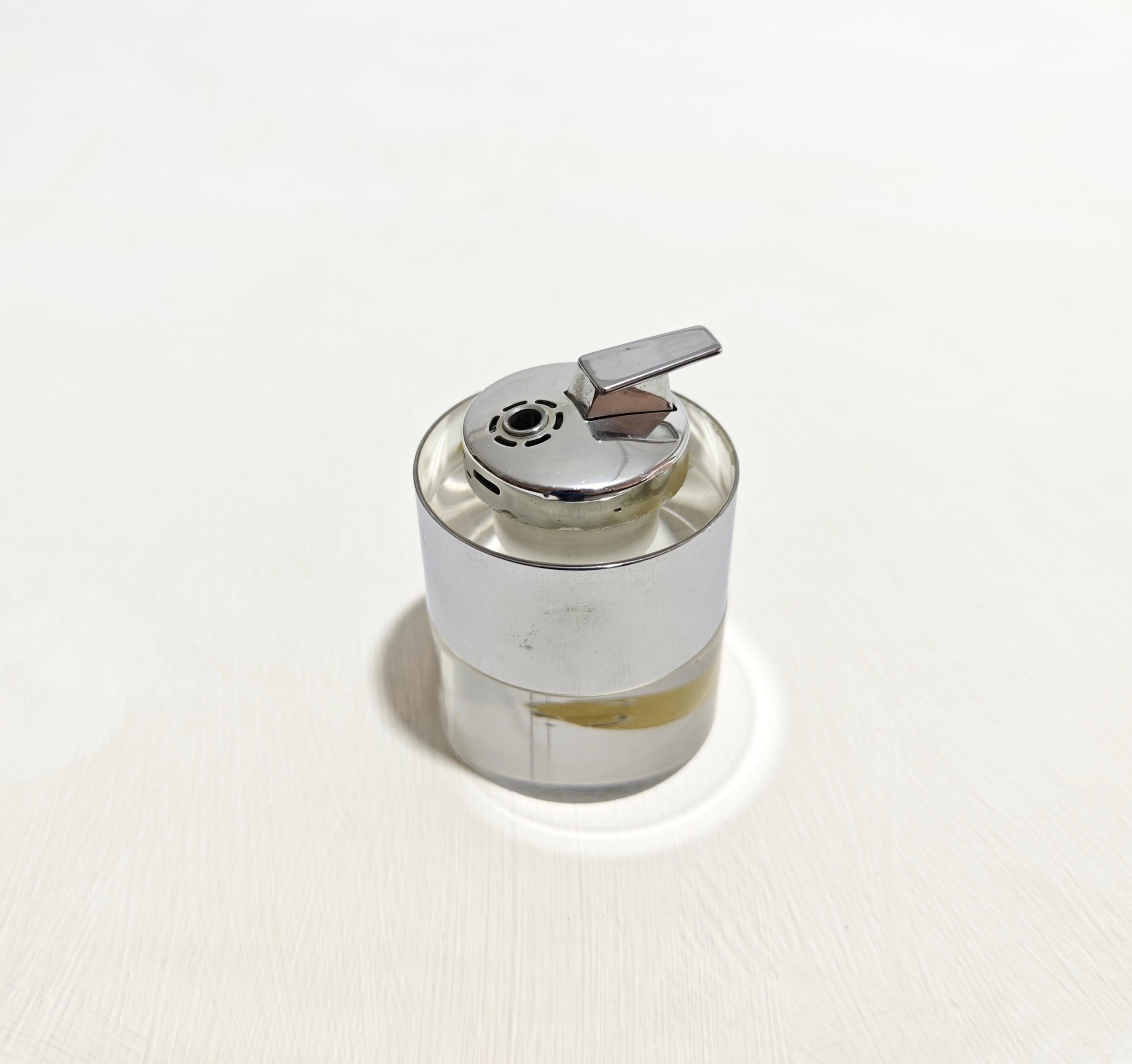 Mid-Century Modern Italian Table Lighter in Plexiglass Chrome Band Design  1970s en Bueno estado para la venta en Palermo, IT