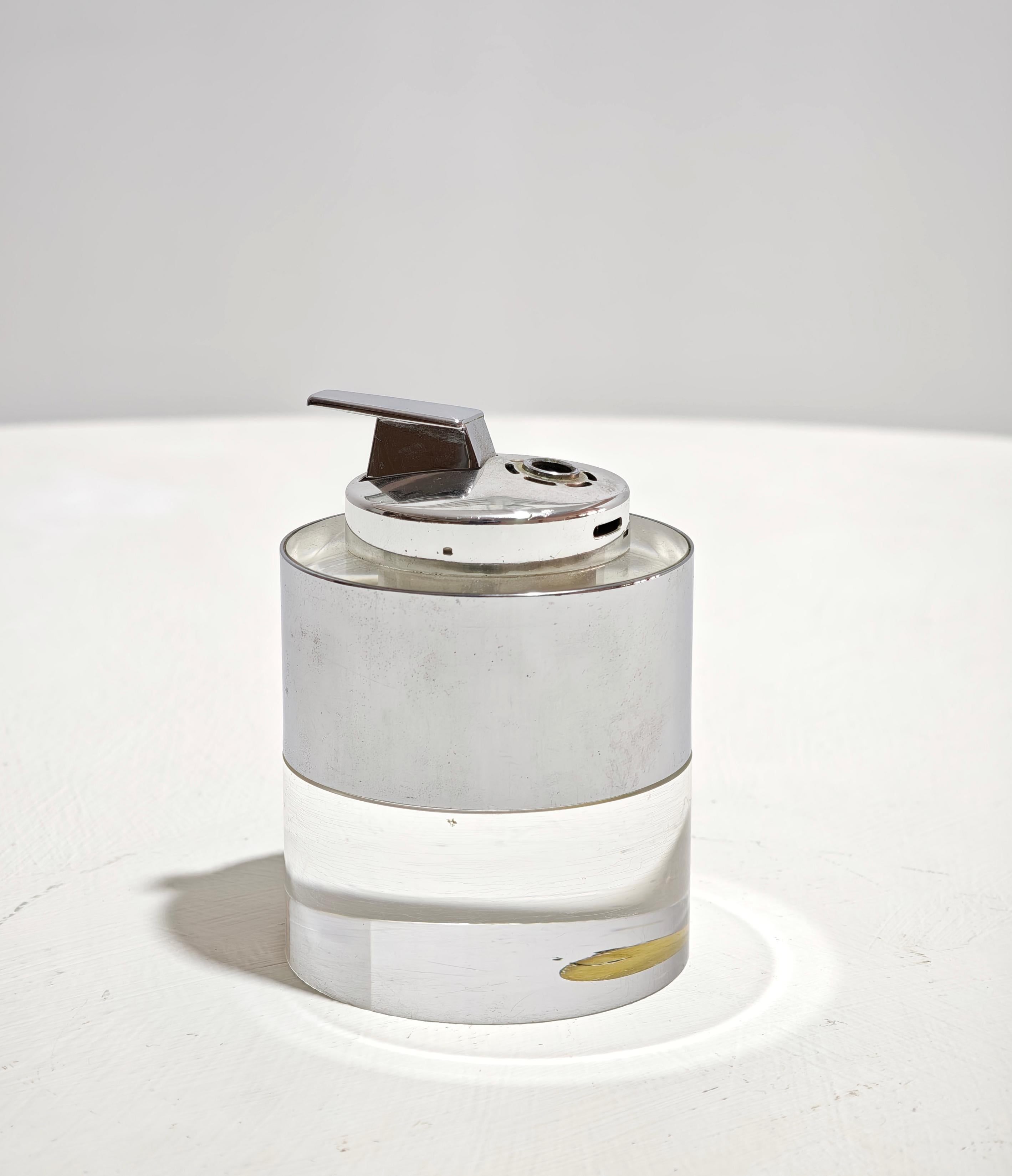 Mid-Century Modern Italian Table Lighter in Plexiglass Chrome Band Design  1970s siglo XX en venta