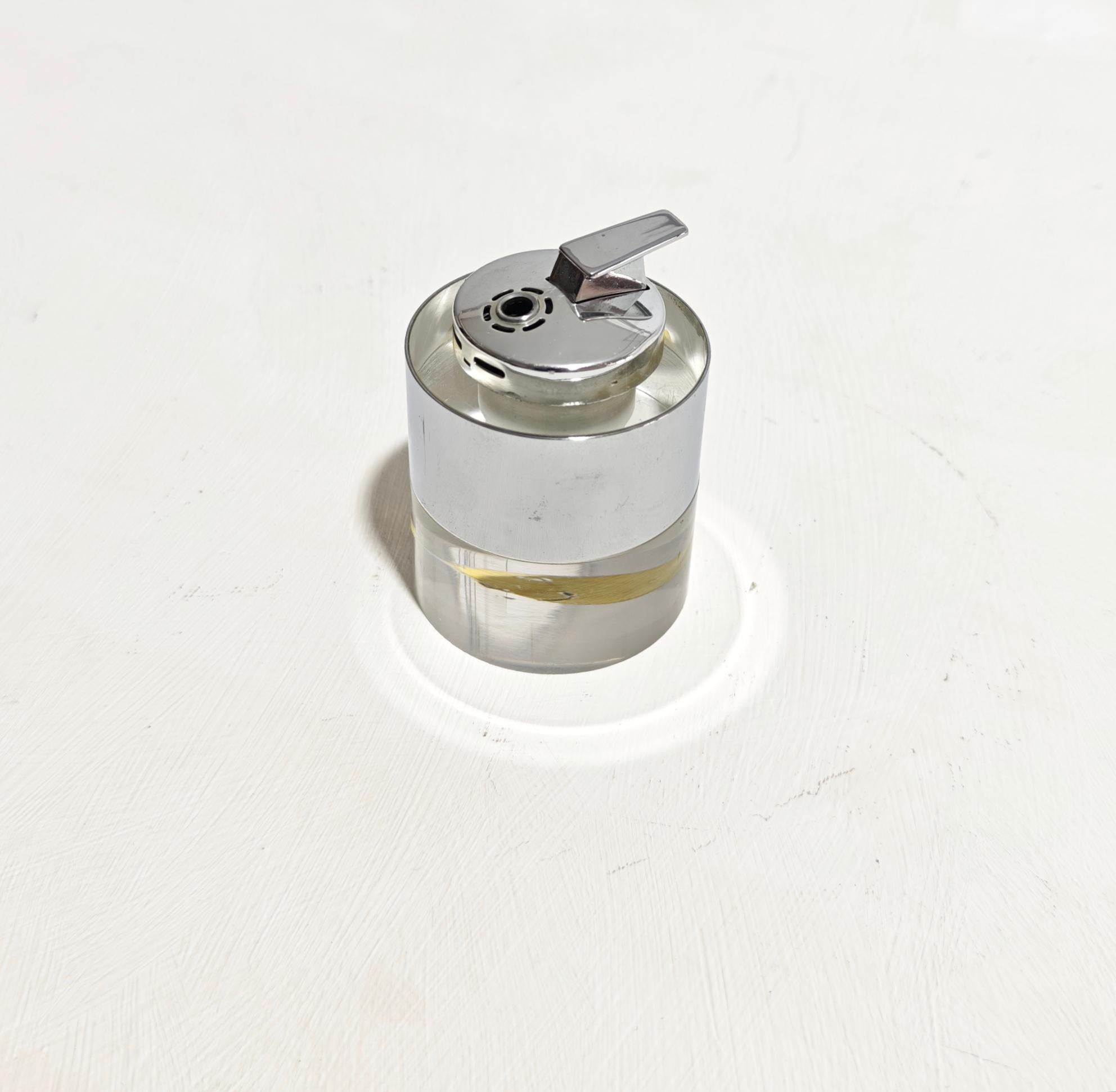 Mid-Century Modern Italian Table Lighter in Plexiglass Chrome Band Design  1970s en venta 1