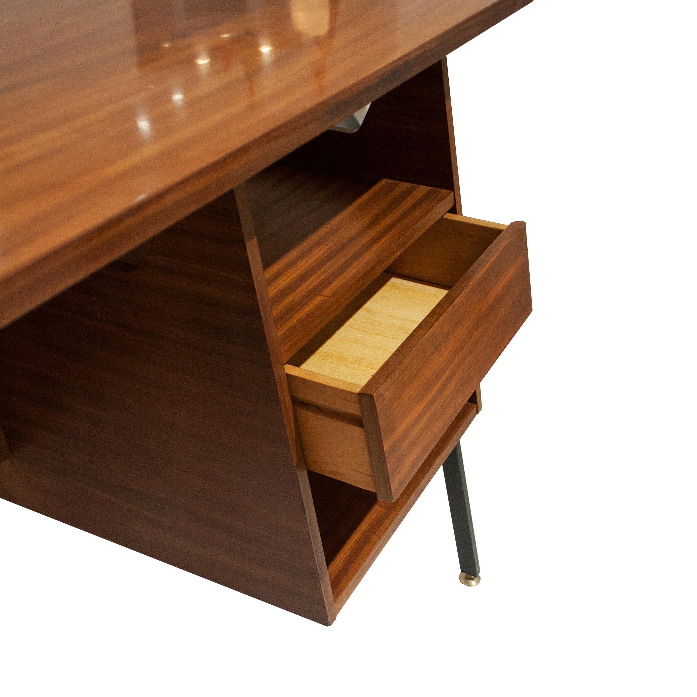 Mid-Century Modern Italian Teak Desk with Lacquered Brass Structure, Italy, 1950 In Good Condition For Sale In Madrid, ES