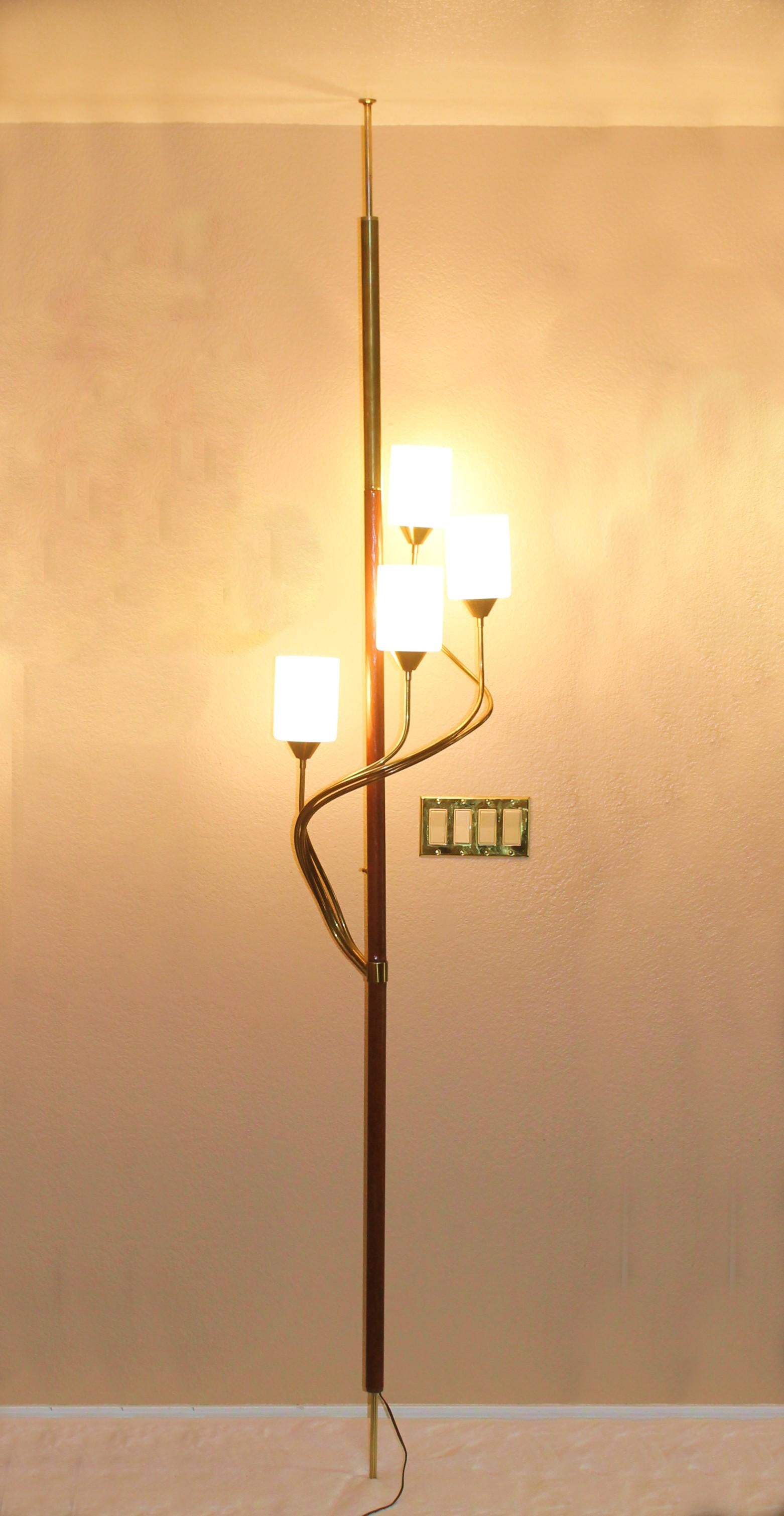 MAGNIFIQUE Lampe à poteau tendu du milieu du siècle dernier 
Maurizio Tempestini pour Laurel Lamp Company !

Incroyable laiton travaillé à la main !
Garnitures en teck coupées et formées à la main !
Très rare !

La plus belle lampe polaire du milieu