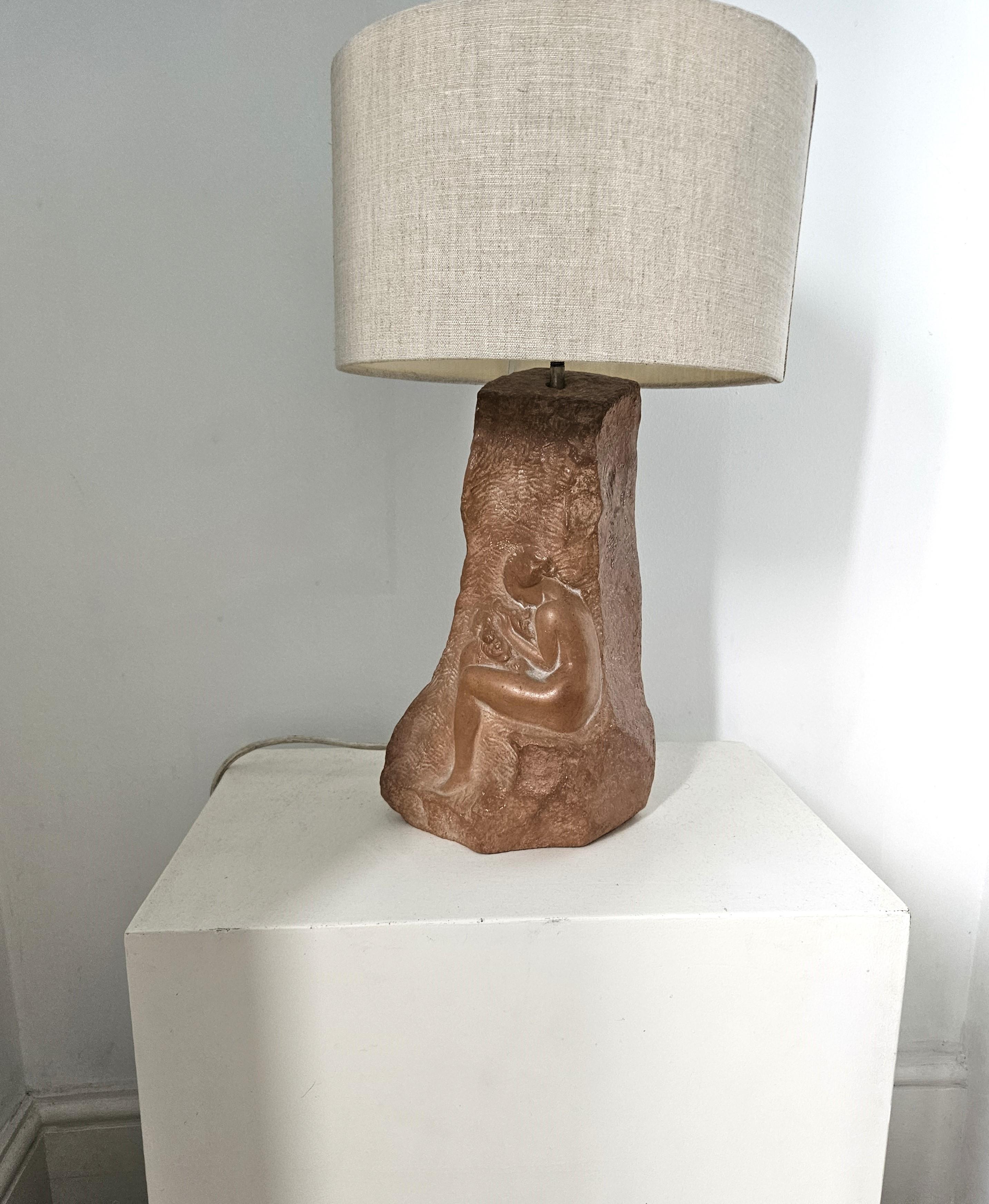 Lampe d'inspiration classique de grande taille, fabriquée à partir d'une plaque de terre cuite. Cette lampe inhabituelle s'intègre parfaitement dans un intérieur plus traditionnel ou plus contemporain. Signé Gemelli à la base.