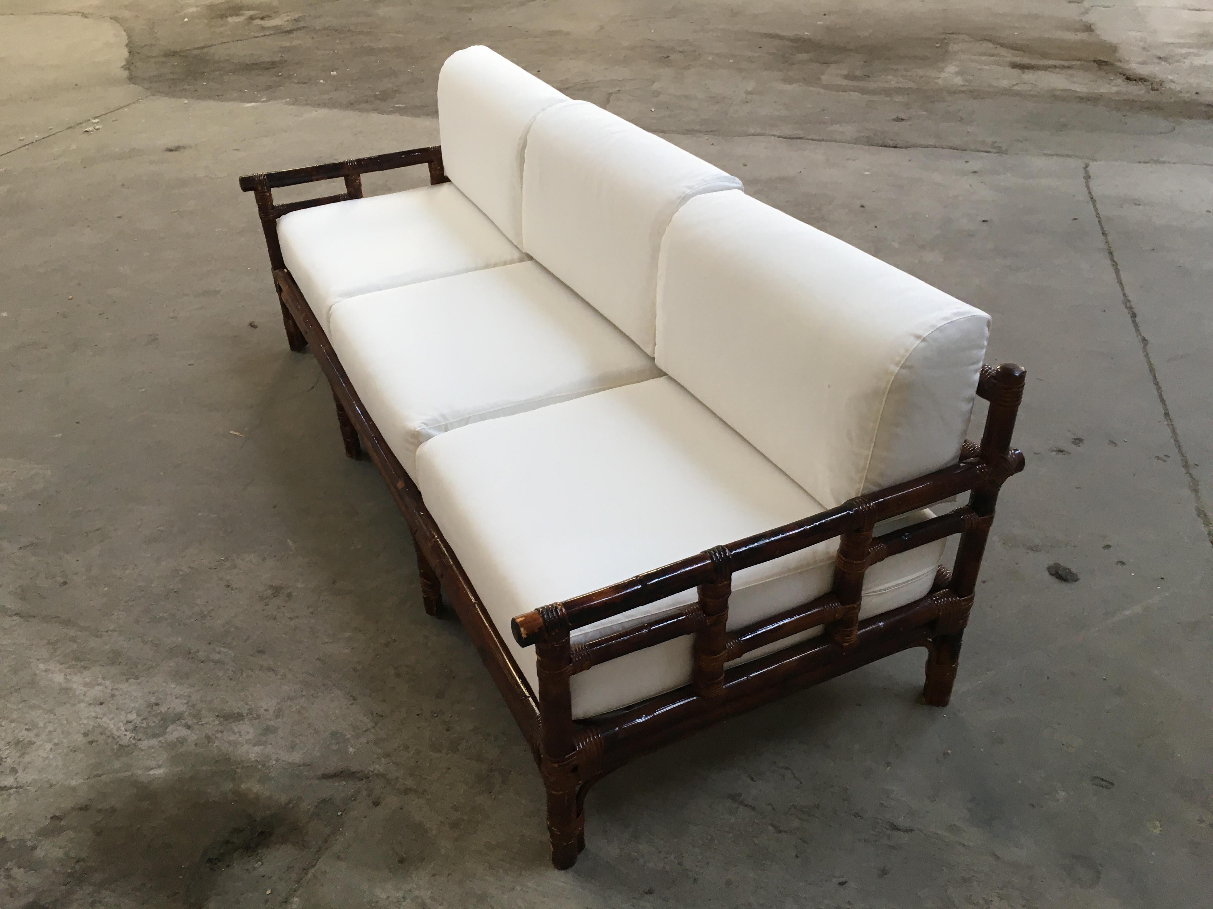 Modernes italienisches dreisitziges Bambus-Sofa mit Kissen aus der Mitte des Jahrhunderts, 1970er Jahre im Zustand „Gut“ in Prato, IT
