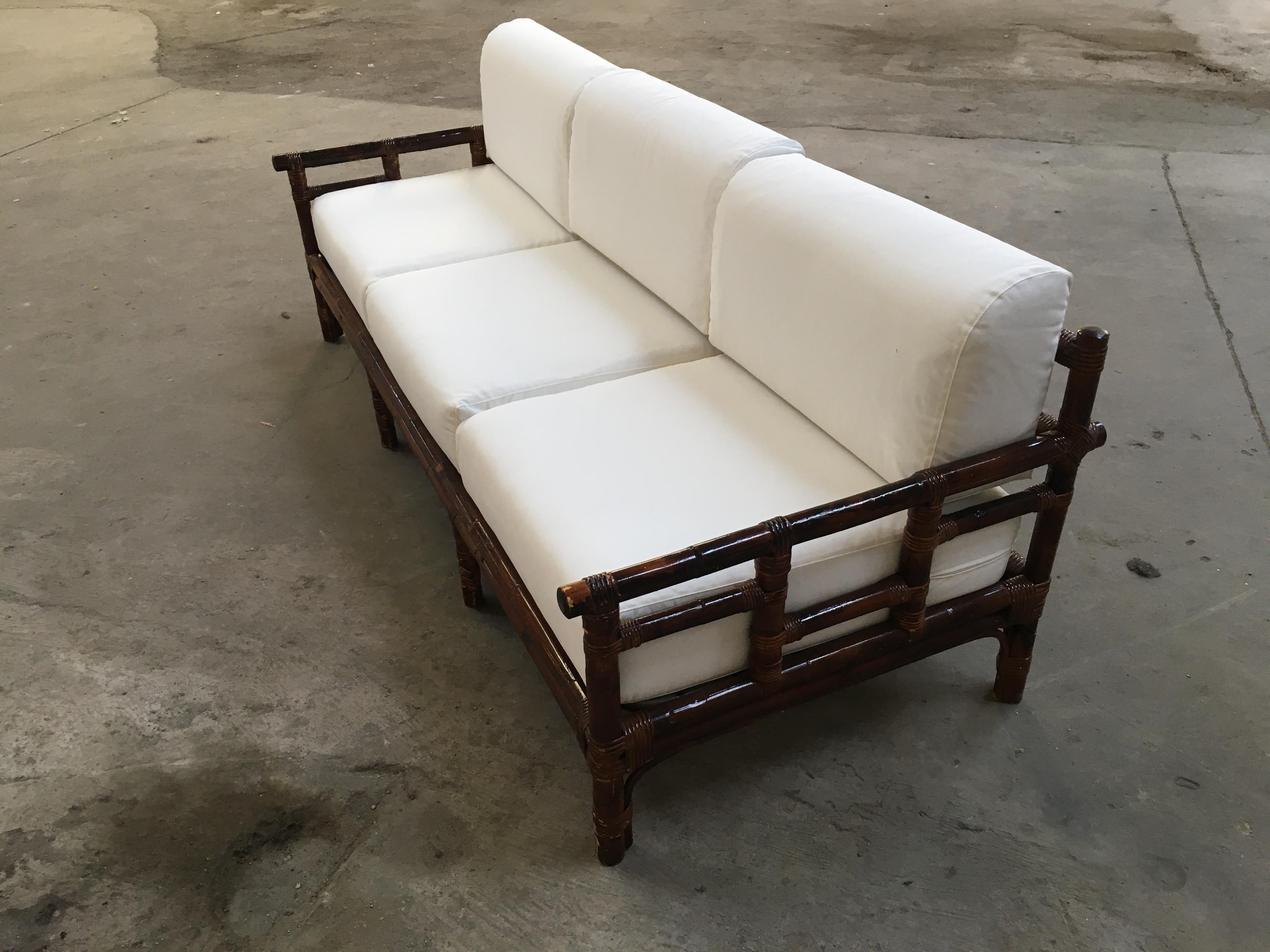 Modernes italienisches dreisitziges Bambus-Sofa mit Kissen aus der Mitte des Jahrhunderts, 1970er Jahre (Ende des 20. Jahrhunderts)