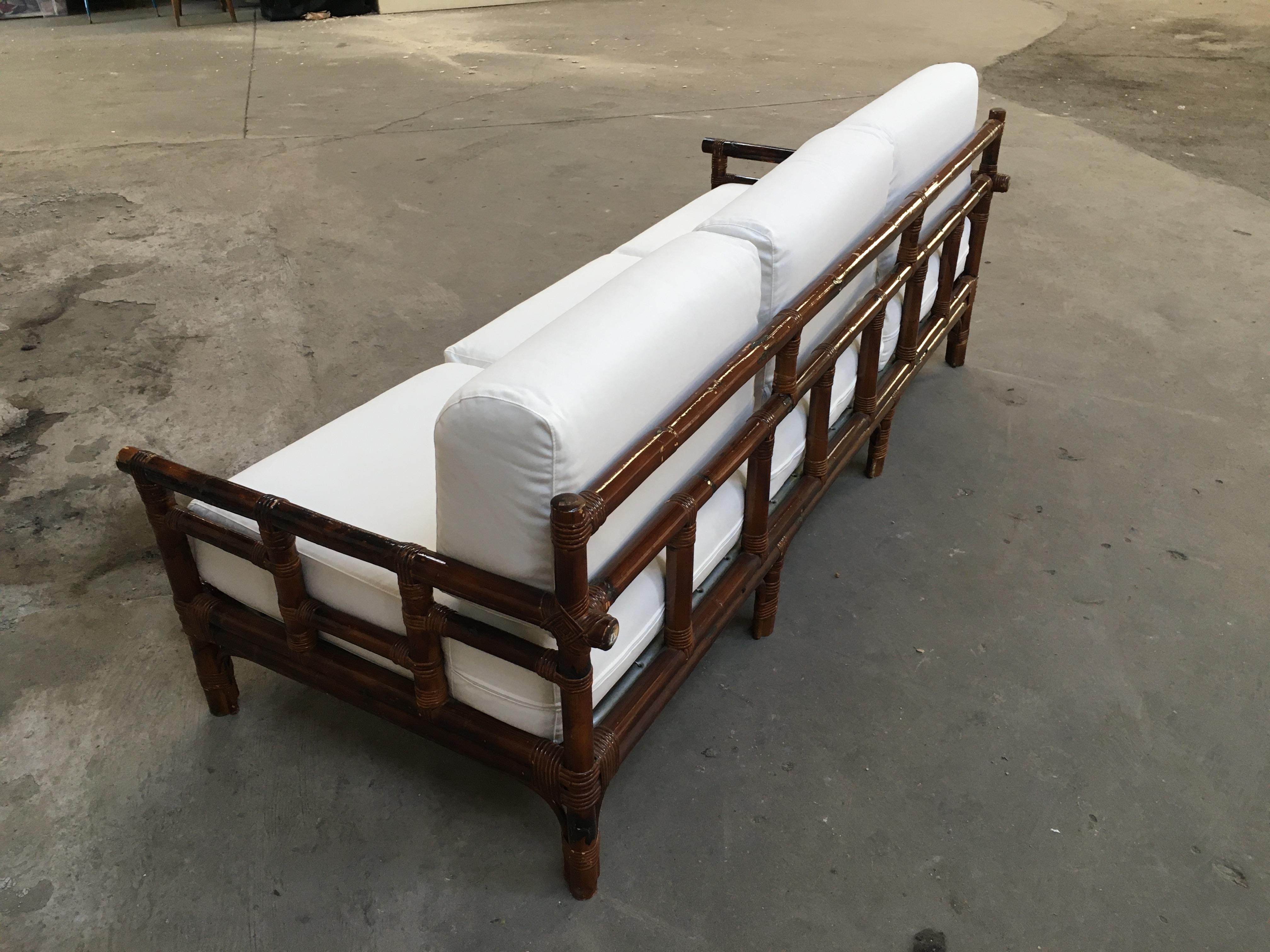 Modernes italienisches dreisitziges Bambus-Sofa mit Kissen aus der Mitte des Jahrhunderts, 1970er Jahre (Baumwolle)