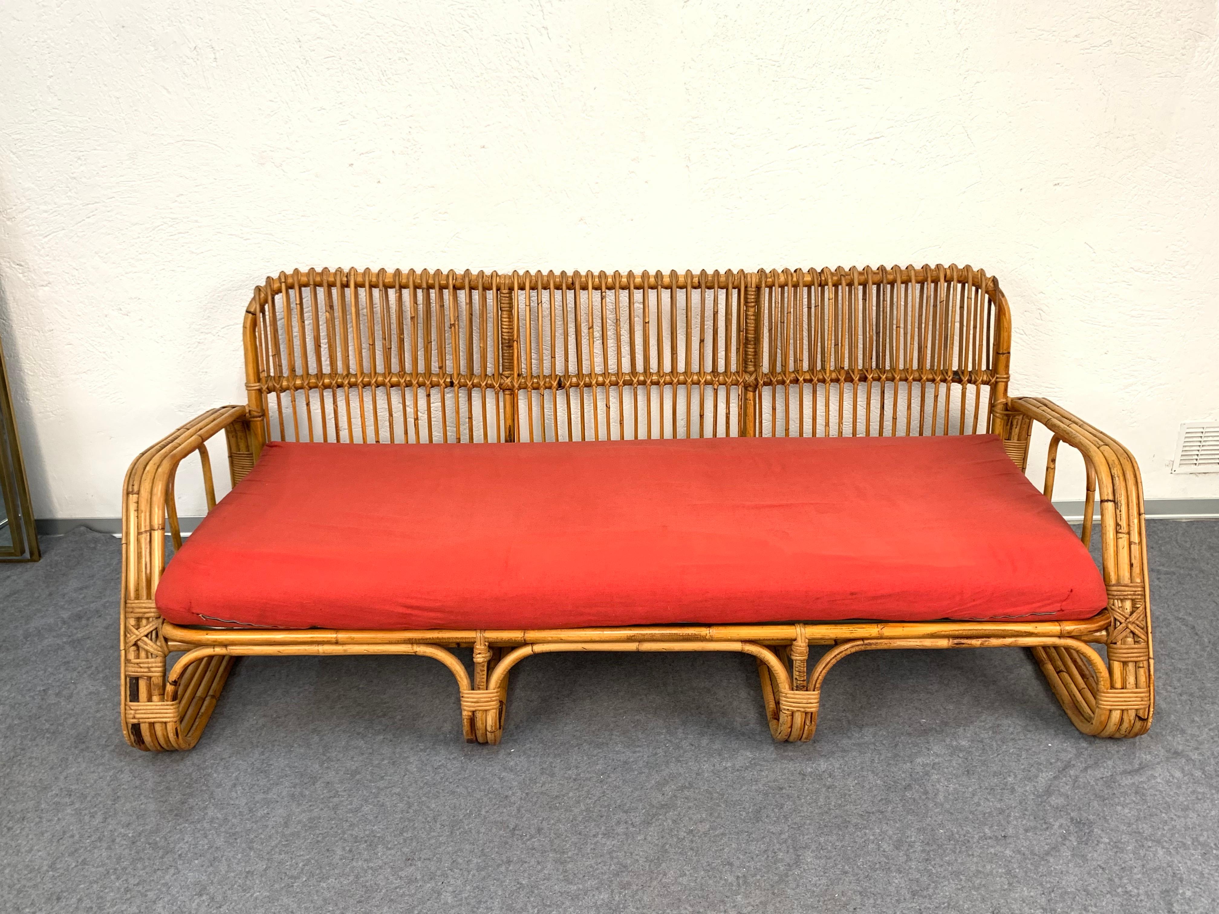 Beautiful bamboo and rattan three-seat sofa. Very stable and in good condition. If desired, we also have two armchairs and a small table of the same series.
The tapestry is original and with the signs of the time, it should be