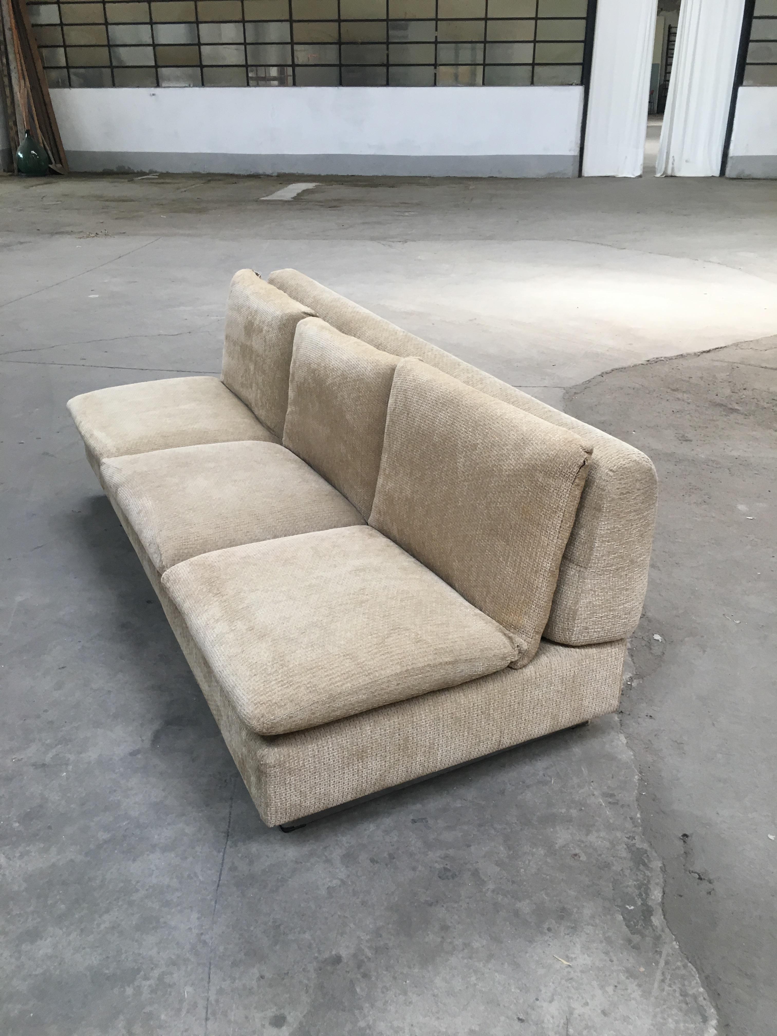 Mid-Century Modern Italian Three-Seat Sofa Bed by Saporiti, 1970s In Good Condition For Sale In Prato, IT