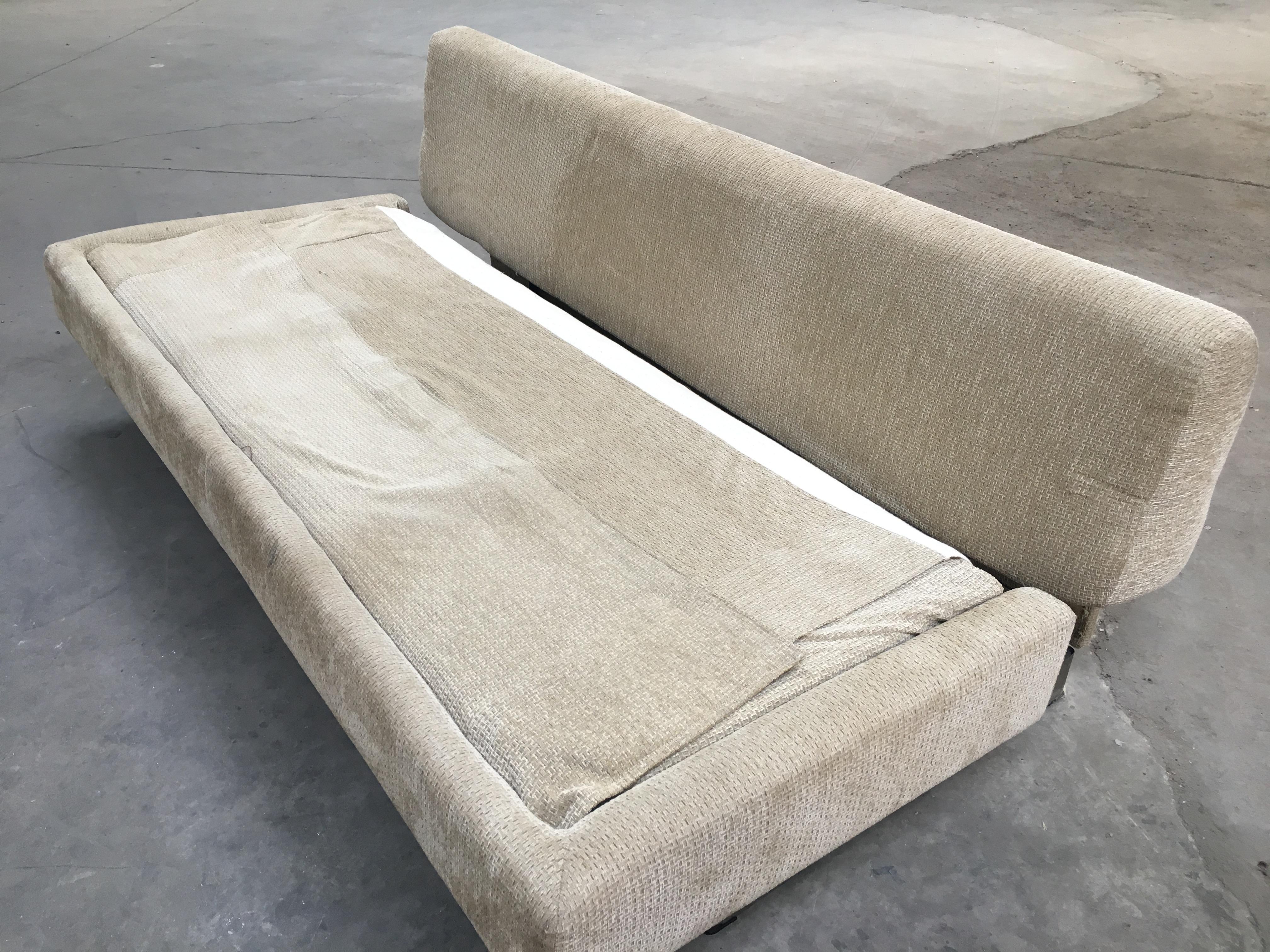Mid-Century Modern Italian Three-Seat Sofa Bed by Saporiti, 1970s For Sale 2