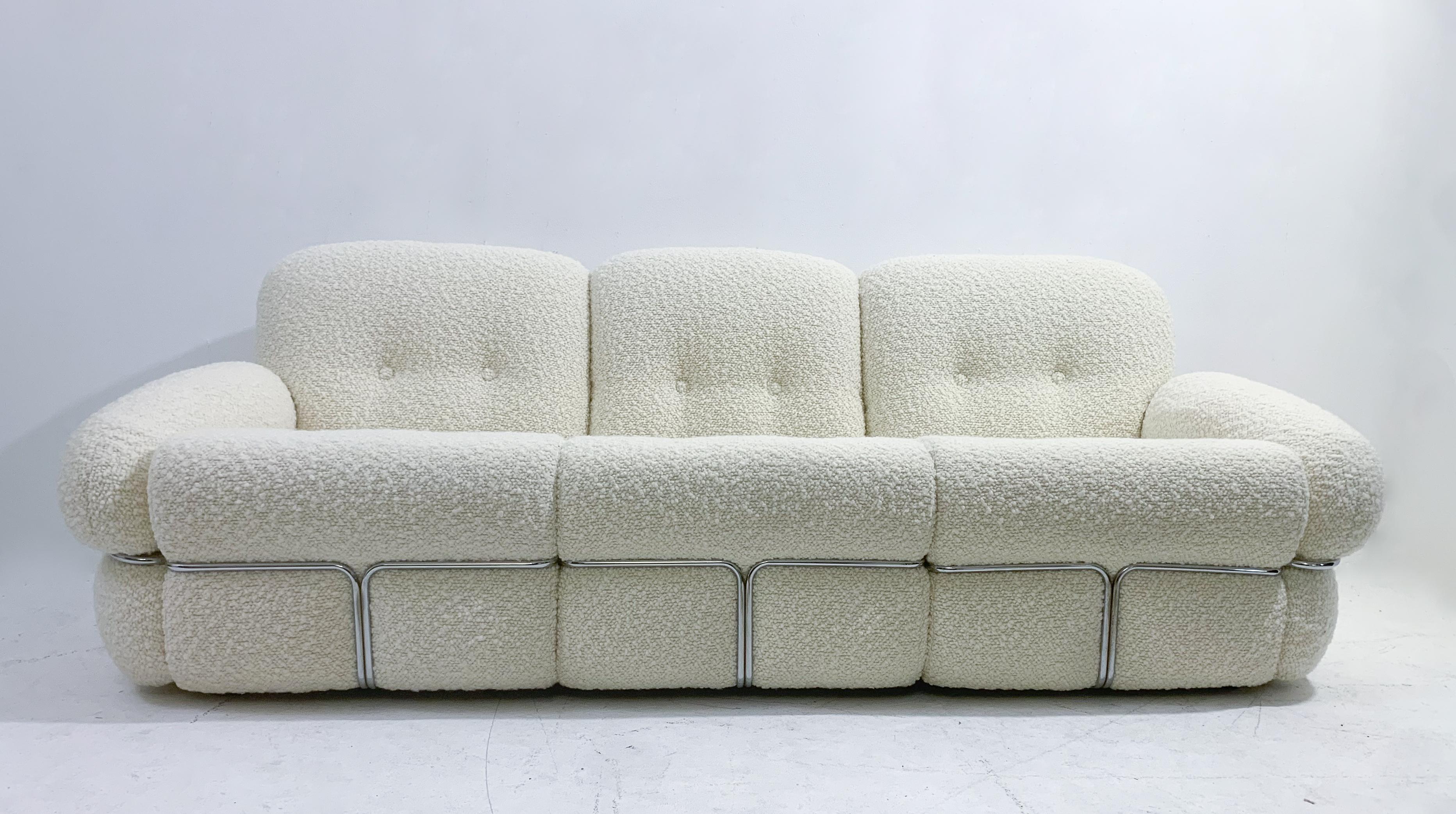 Metal Mid-Century Modern Italian Three-Seater Sofa, White Bouclette Fabric, 1970s For Sale