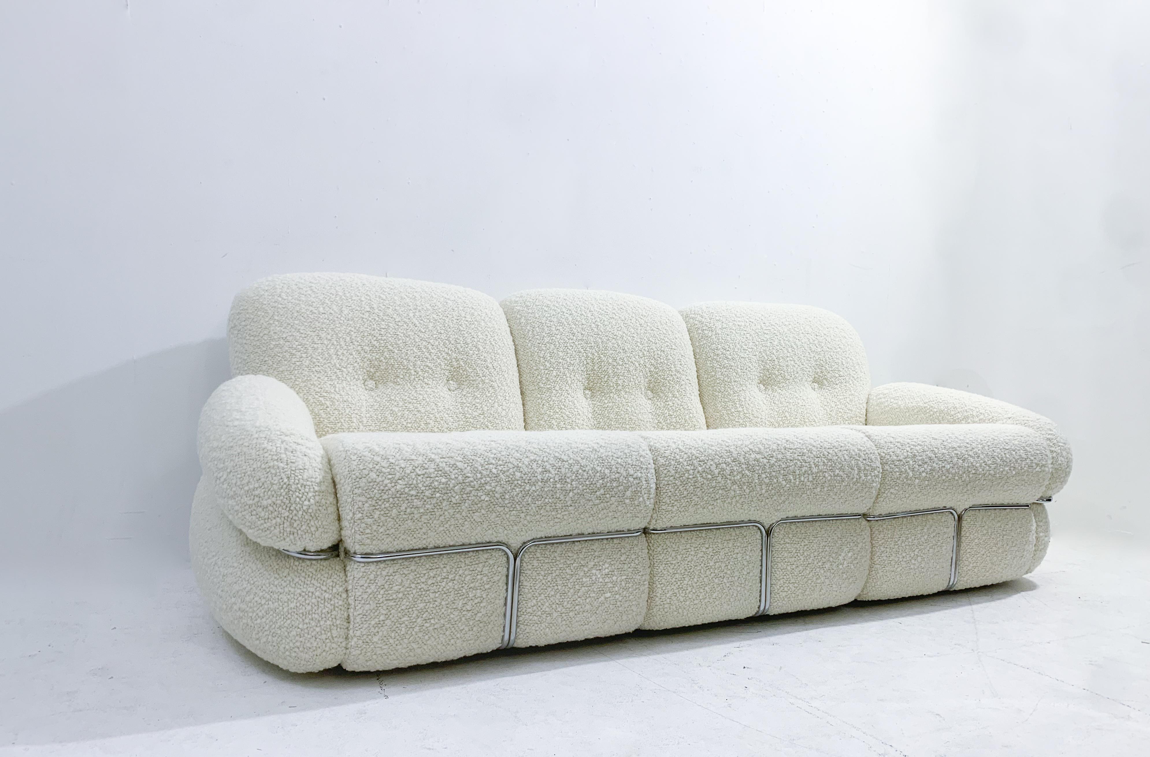 Mid-Century Modern Italian Three-Seater Sofa, White Bouclette Fabric, 1970s For Sale 1