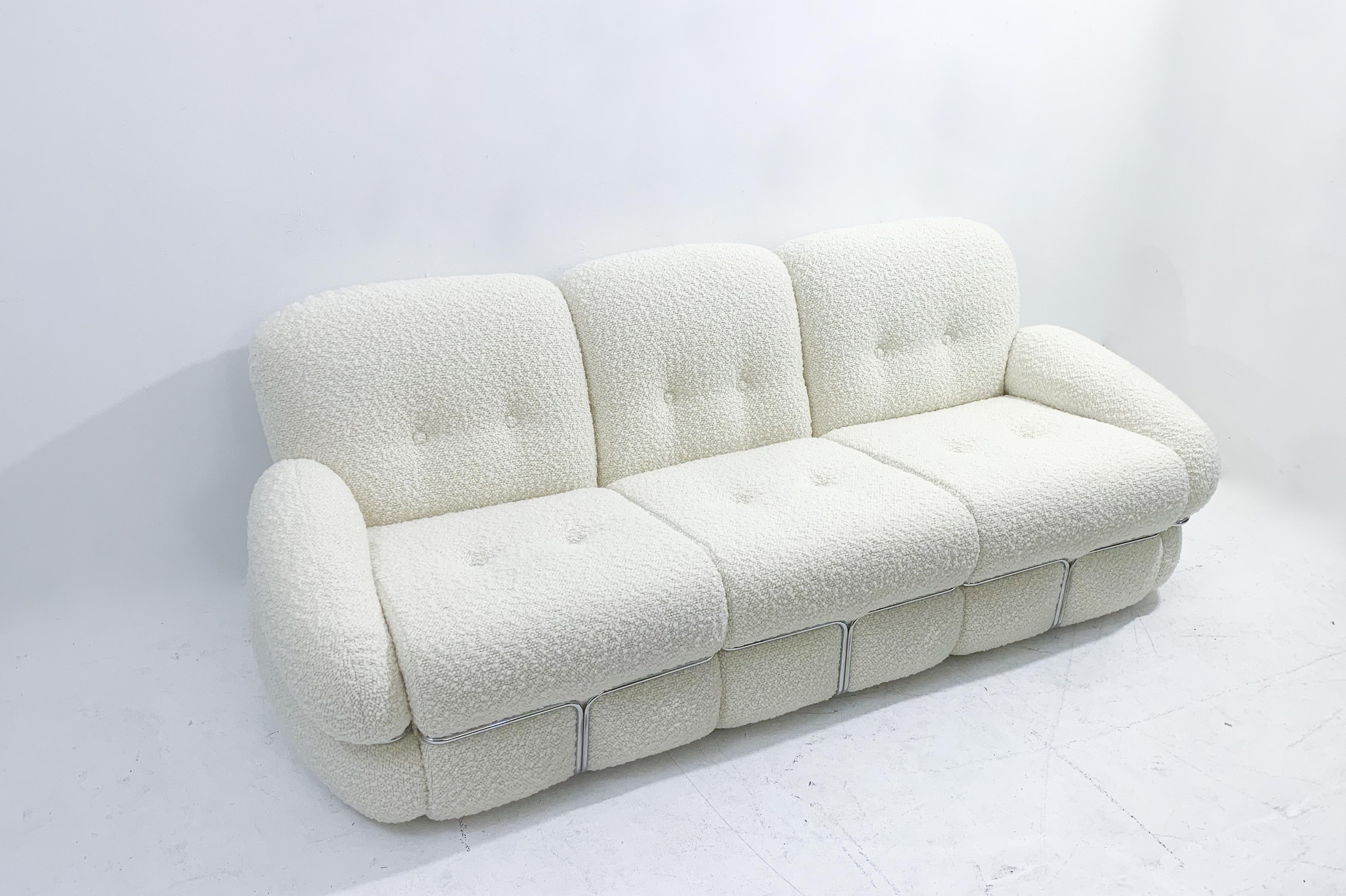 Mid-Century Modern Italian Three-Seater Sofa, White Bouclette Fabric, 1970s For Sale 3