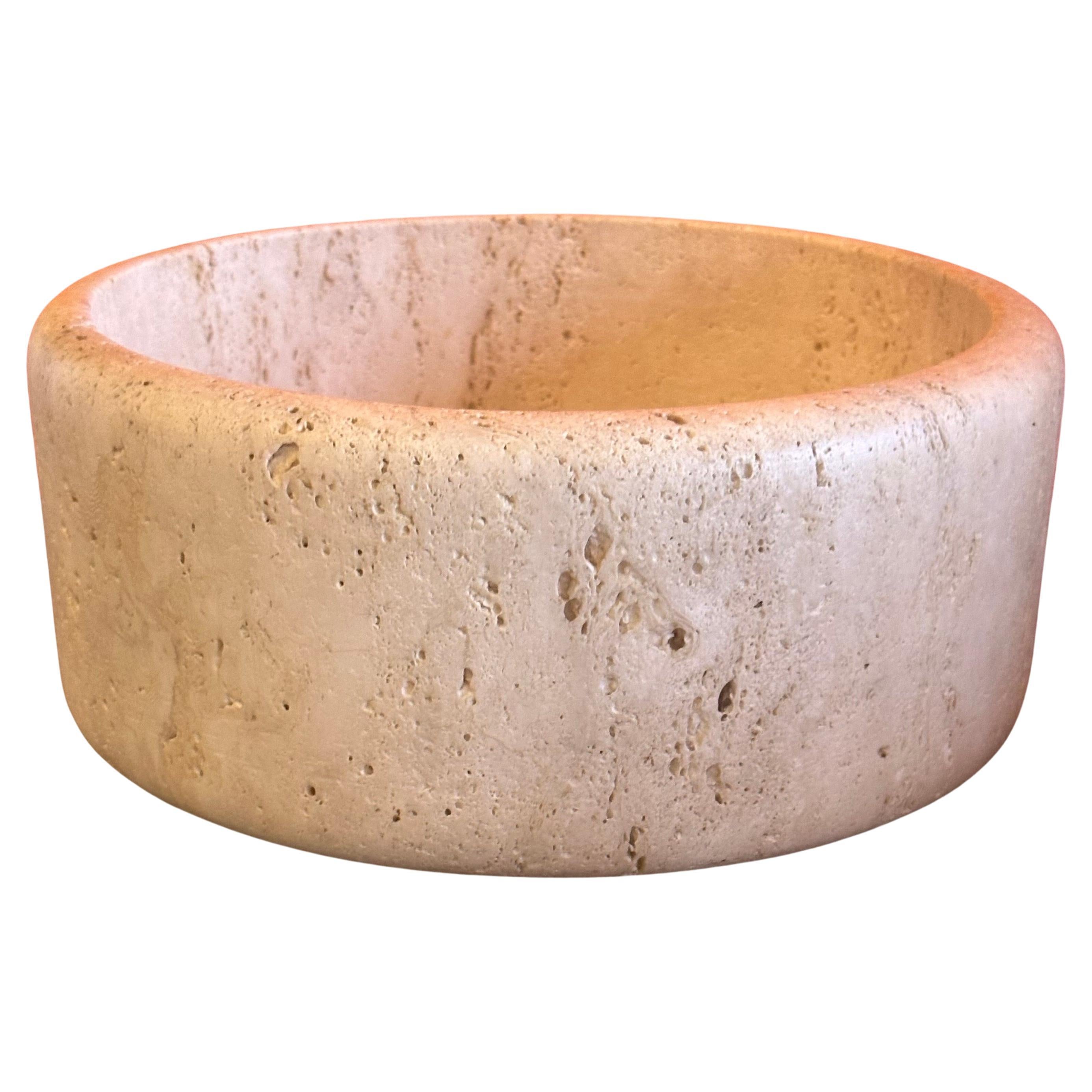 Gorgeous mid century modern Italian travertine fruit bowl / centerpiece by Raymor, circa 1970s. The bowl is in very good vintage condition and is 11.5
