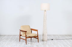 Mid-Century Modern Italienische Stehlampe aus Travertinstein im Pyramidenstil