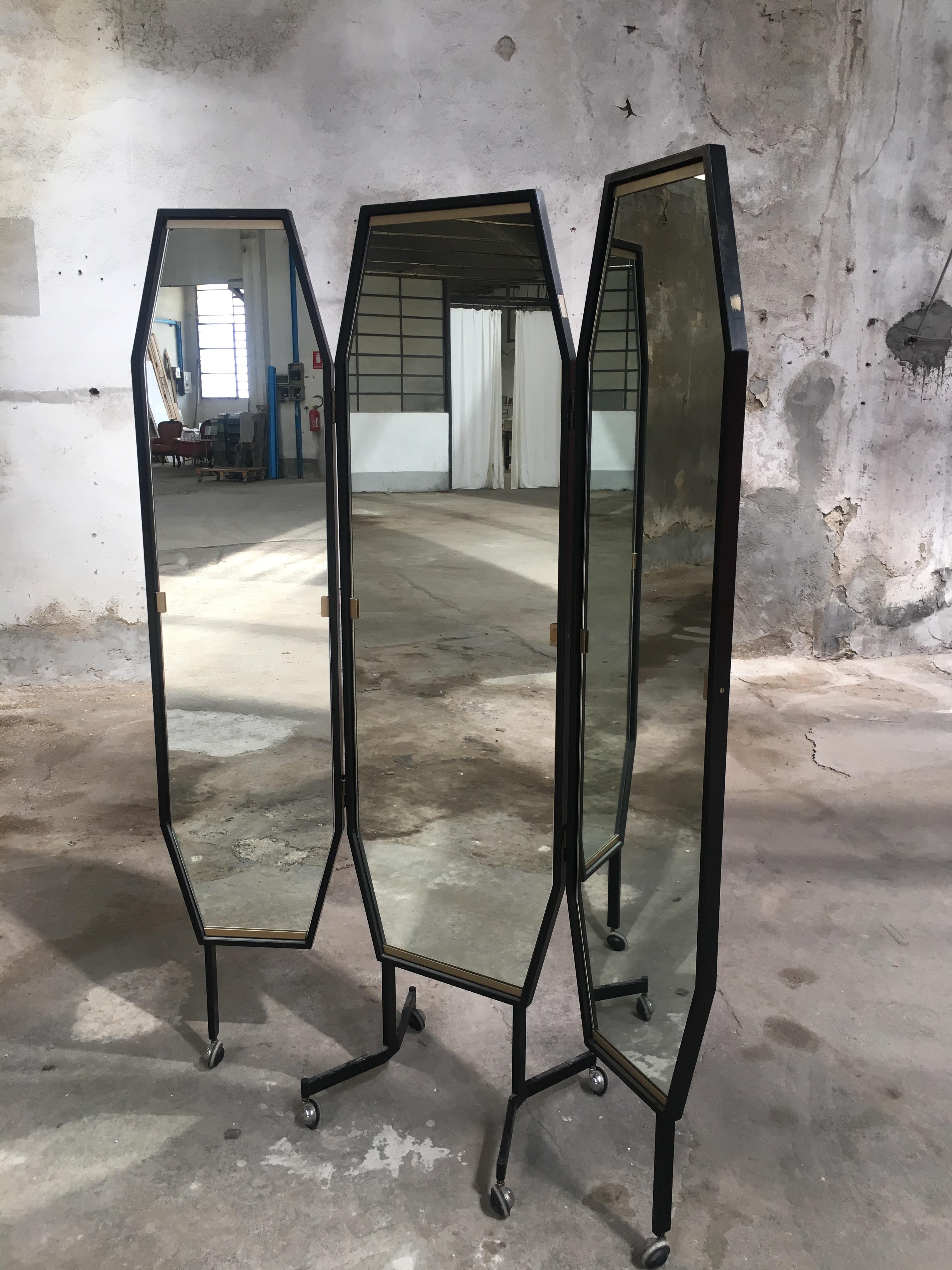 Italian triptych freestanding dressing mirror on wheels from 1970s. 
Measures: 
Central panel cm 50 x 3 x H 176 
Lateral panels cm 38 x 3 x H 176.