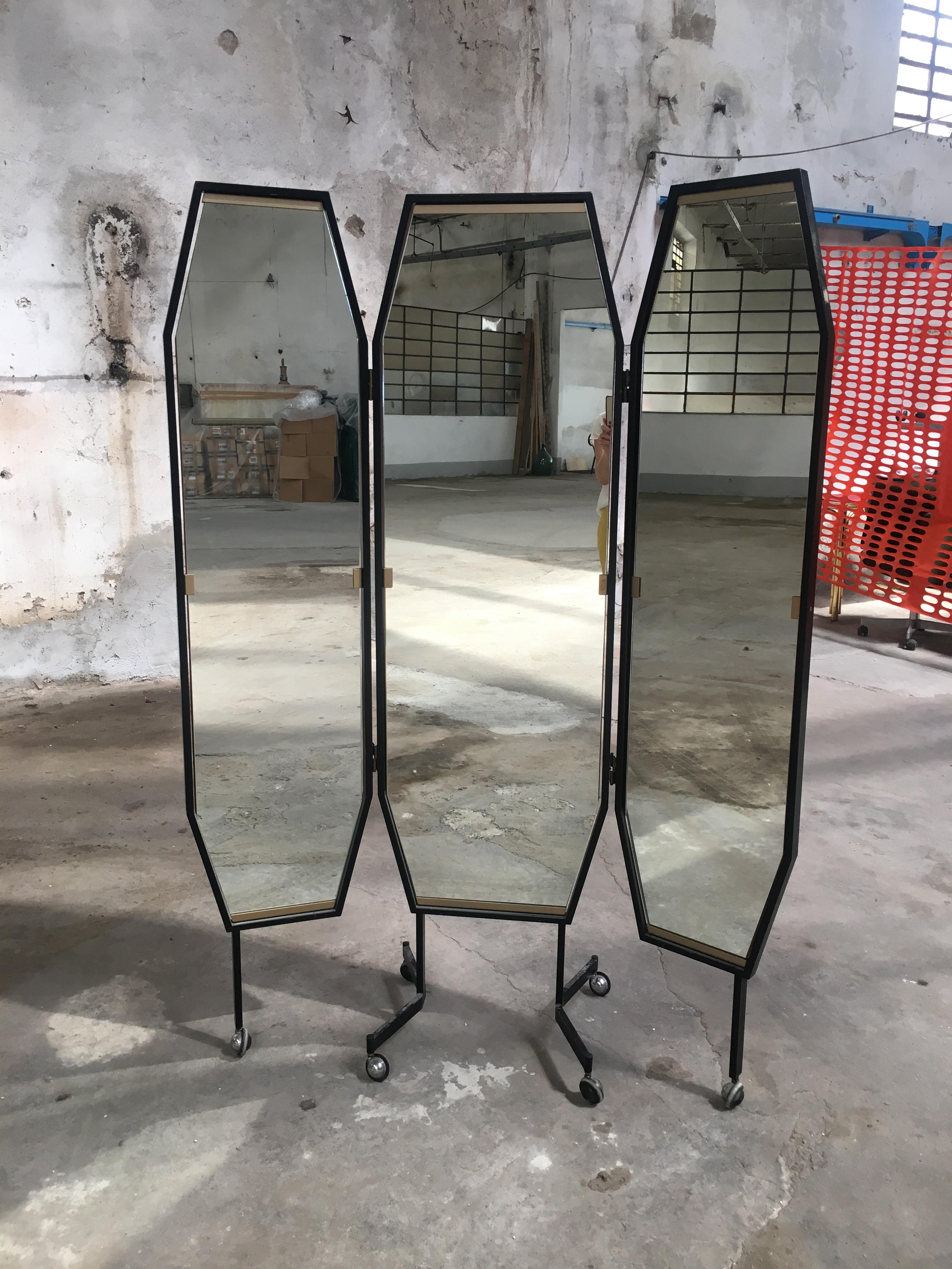 Italian triptych freestanding dressing mirror on wheels by Vetraria Bruno
Measures:
Central panel cm 50 x 3 x H 176
Lateral panels cm 38 x 3 x H 176 each.
   