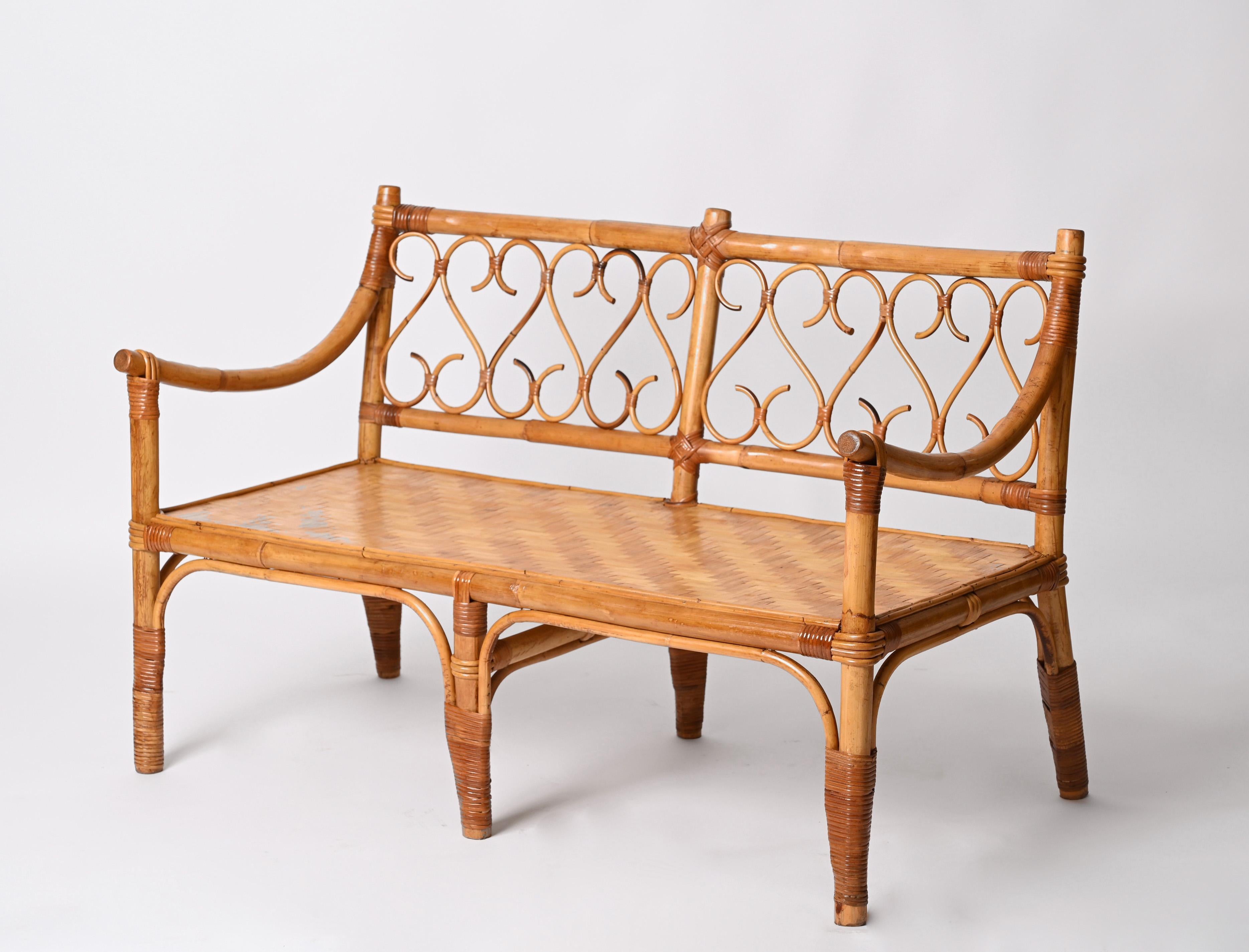 Ikonisches Mid-Century Modern Zweisitzer-Sofa aus Bambus und Rattan. Dieses erstaunliche Stück wurde in den 1970er Jahren in Italien hergestellt. 

Dieses wunderbare handgefertigte Sofa hat eine Struktur aus gebogenem und geflochtenem Rattan und