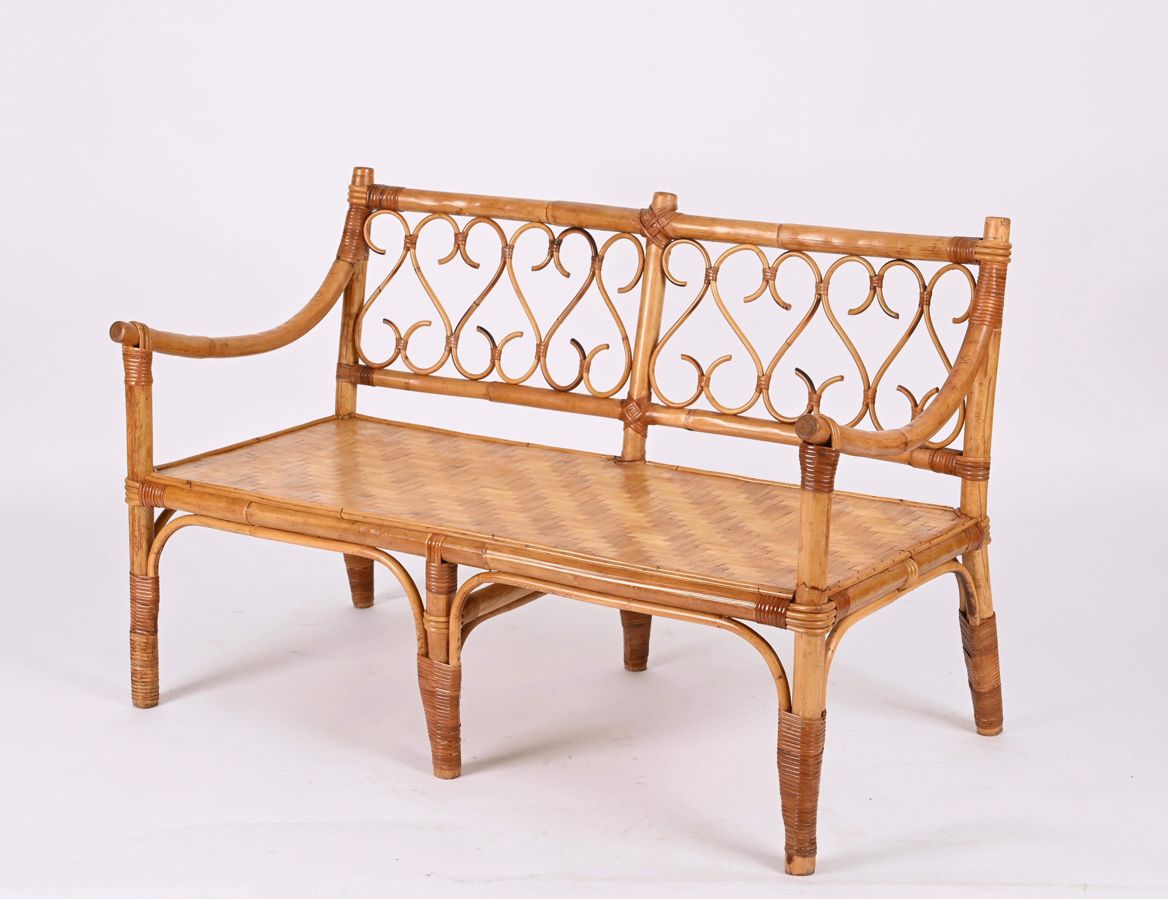 Modernes italienisches Zweisitzer-Sofa aus Rattan und Bambus aus der Jahrhundertmitte, 1970er Jahre (20. Jahrhundert) im Angebot