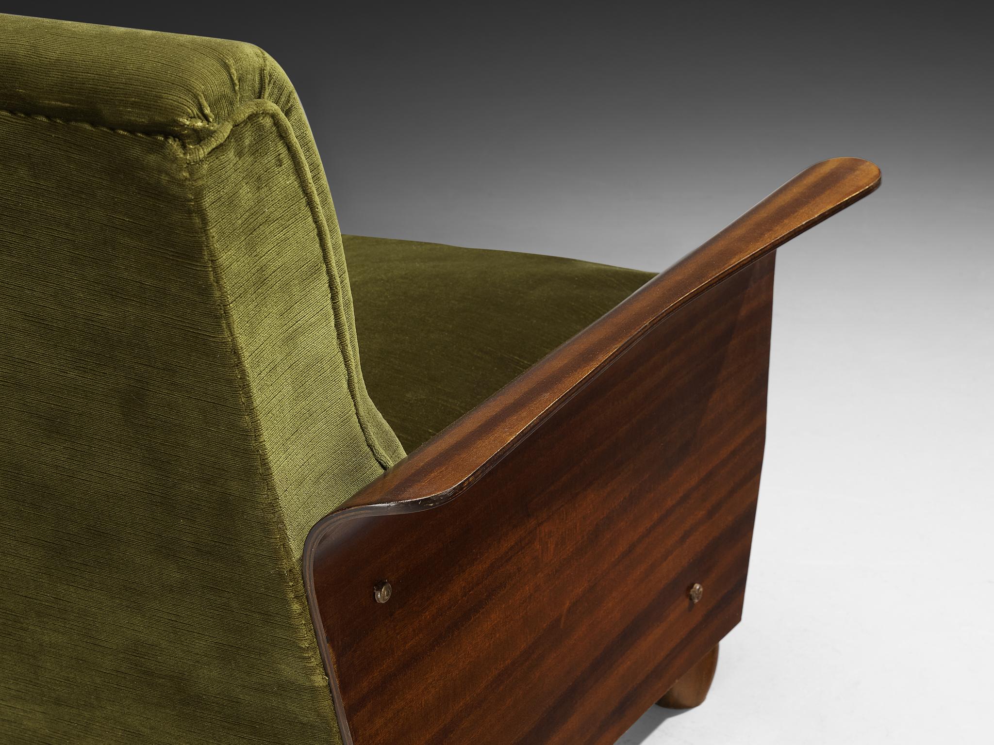 Mid-Century Modern Canapé deux places italien moderne du milieu du siècle en velours vert et acajou en vente