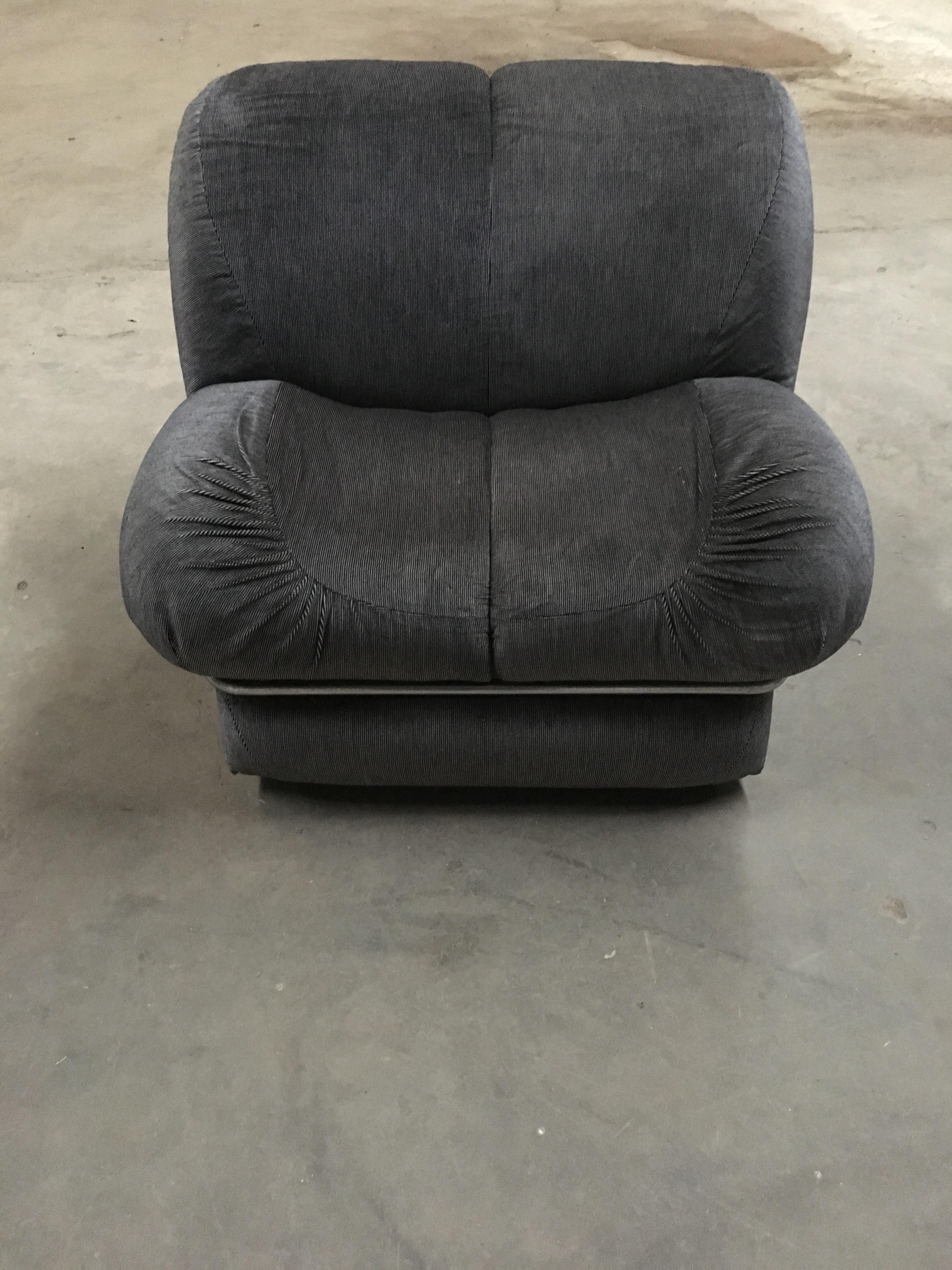 Mid-Century Modern Italian Velvet Armchair with Chrome Structure, 1970s In Good Condition For Sale In Prato, IT